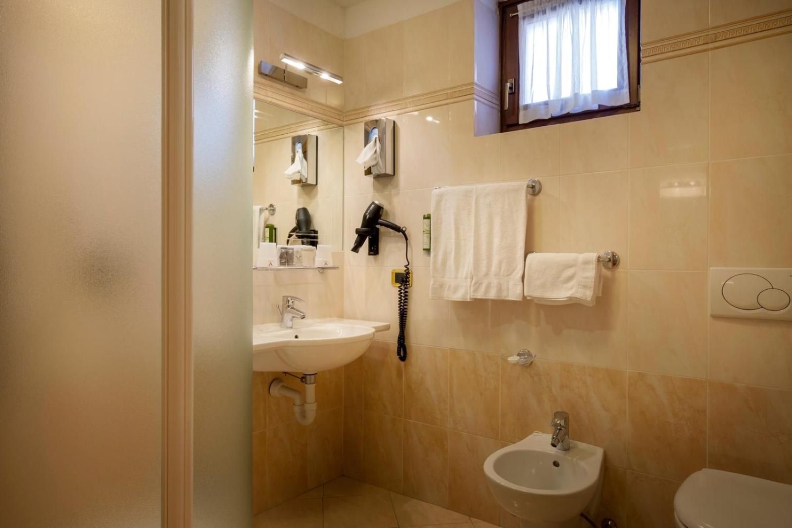 Double or Twin Room with Spa Access photo 3