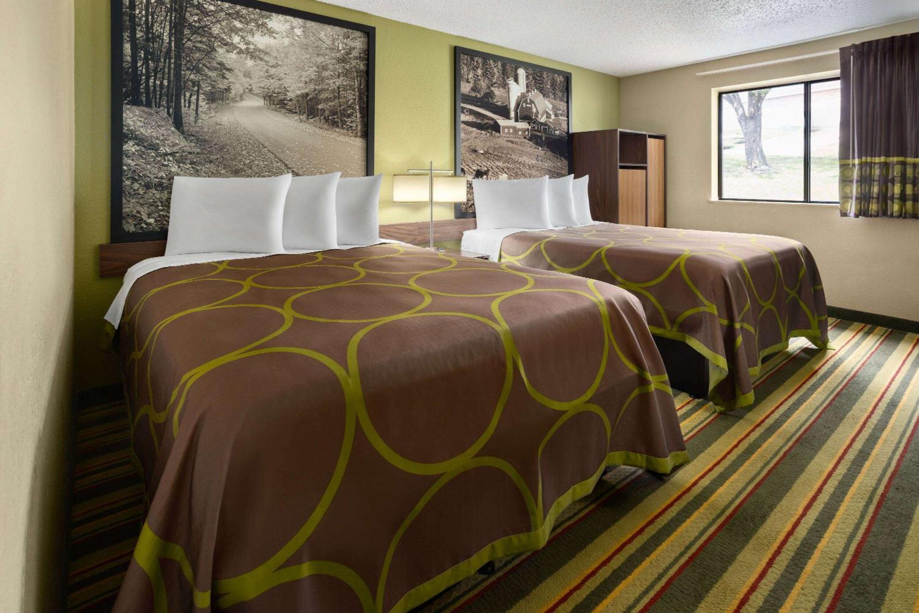 Queen Room with Two Queen Beds - Non Smoking - Photo 1