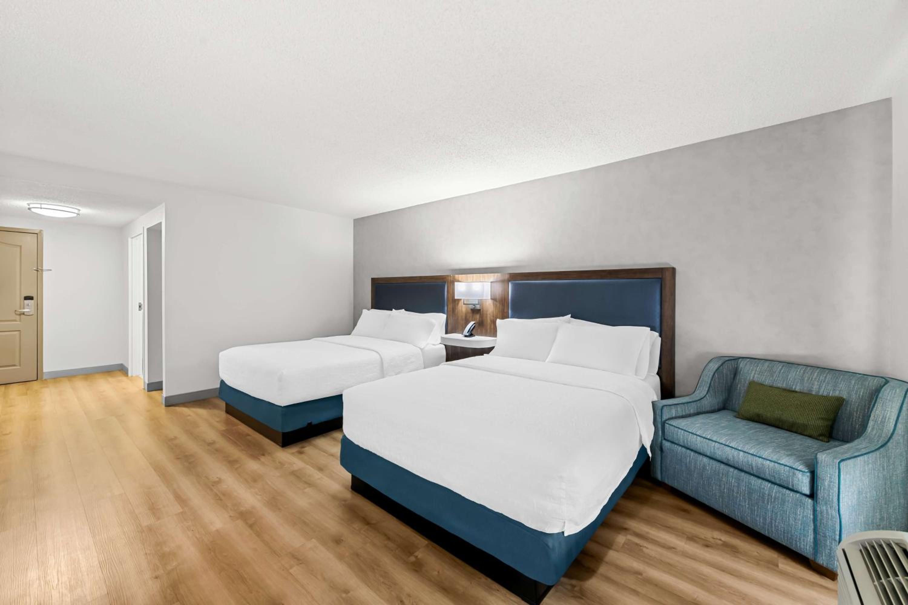 Queen Room with Two Queen Beds - Non-Smoking - Photo 1