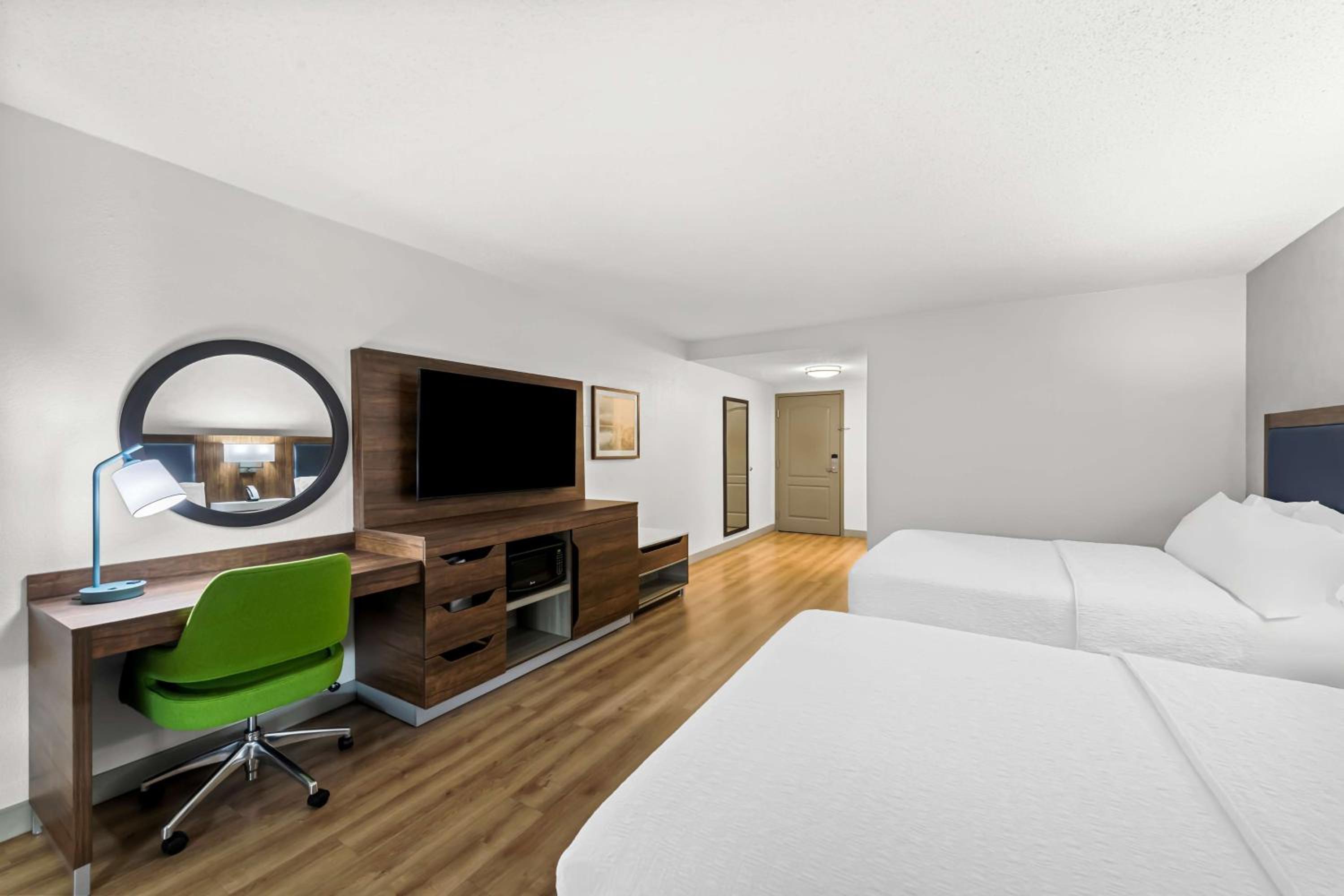 Queen Room with Two Queen Beds - Non-Smoking - Photo 3