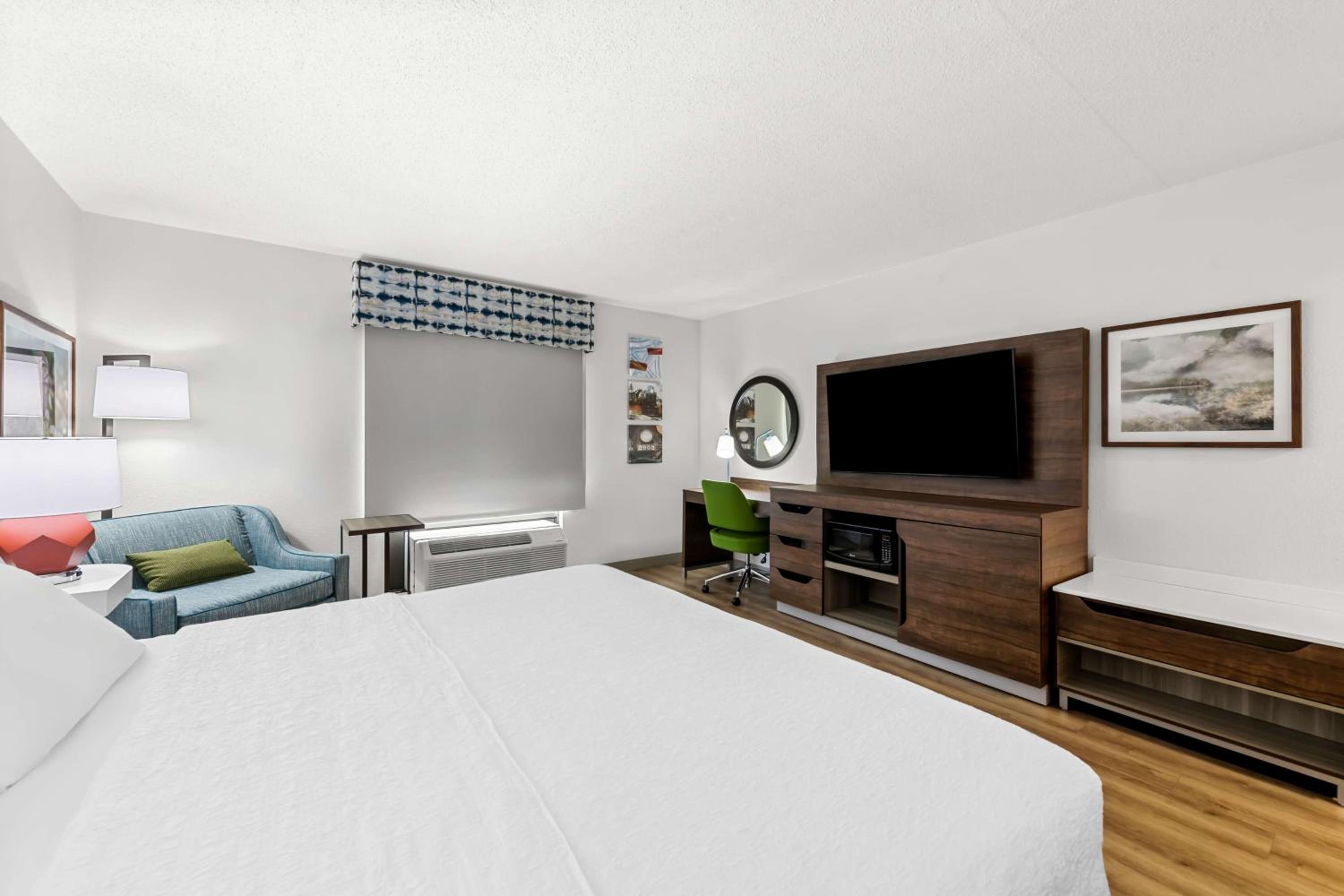 King Room with King Bed - Non-Smoking - Photo 3