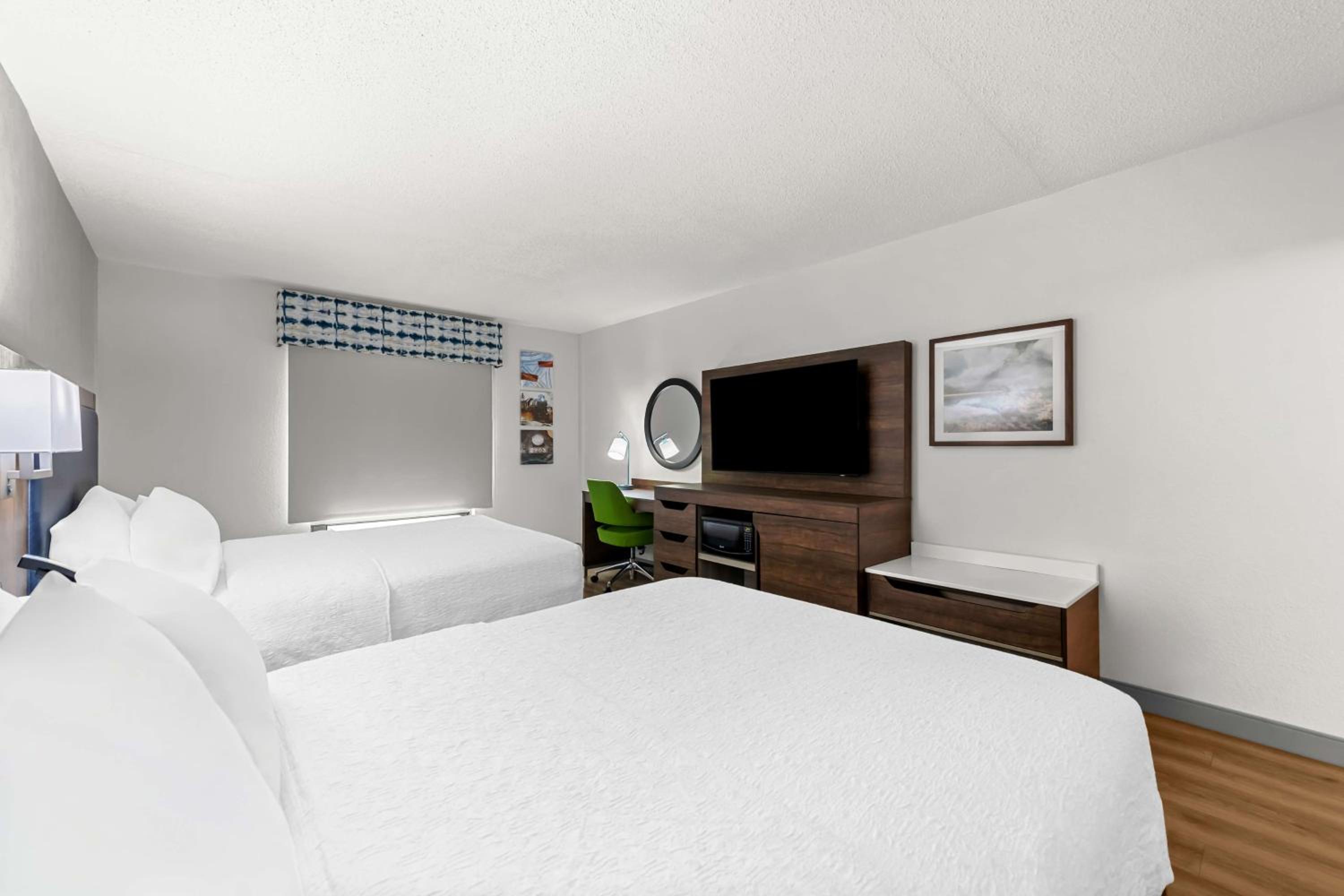 Room with Two Queen Beds - Non-Smoking - Photo 3
