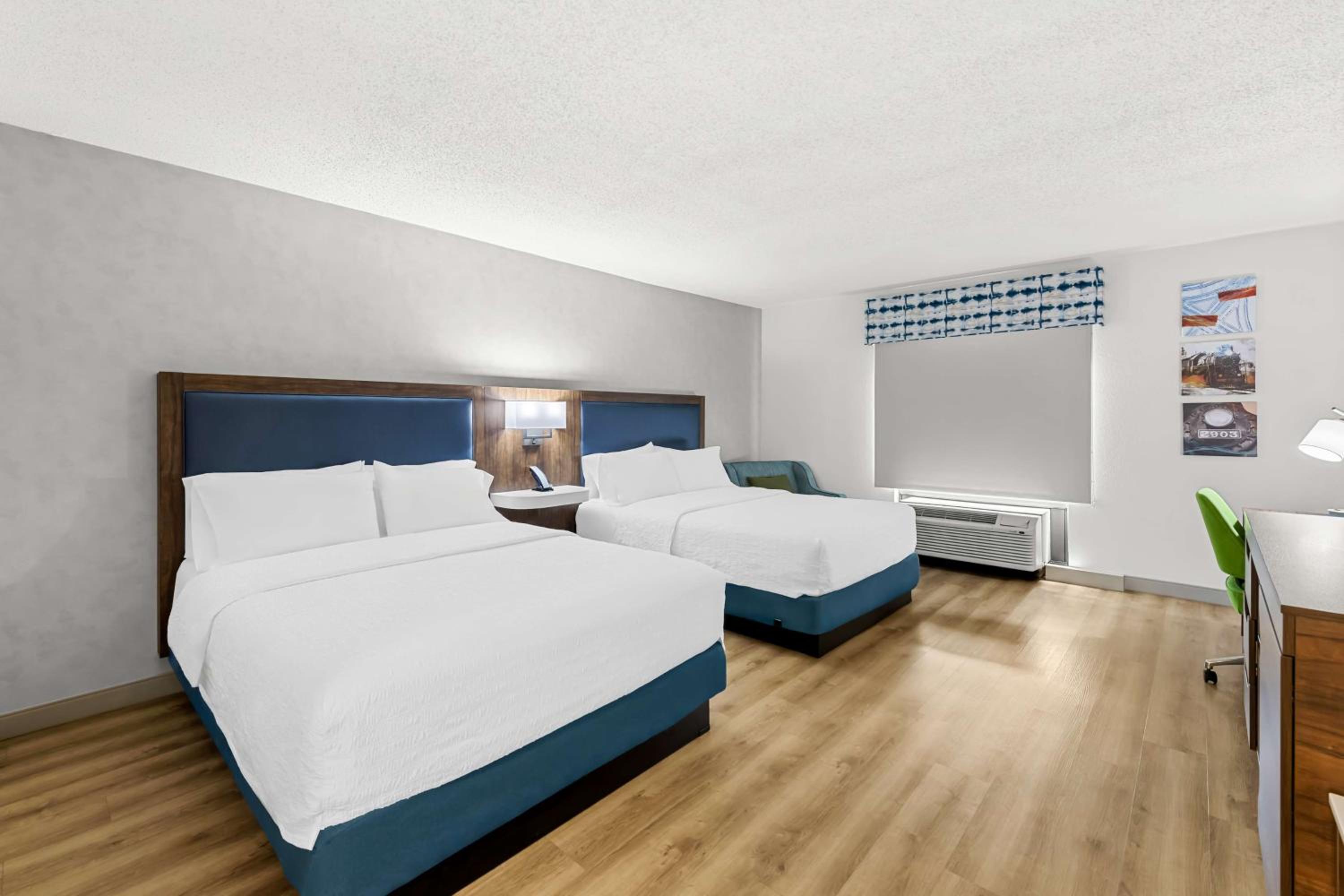 Queen Room with Two Queen Beds - Non-Smoking - Photo 2