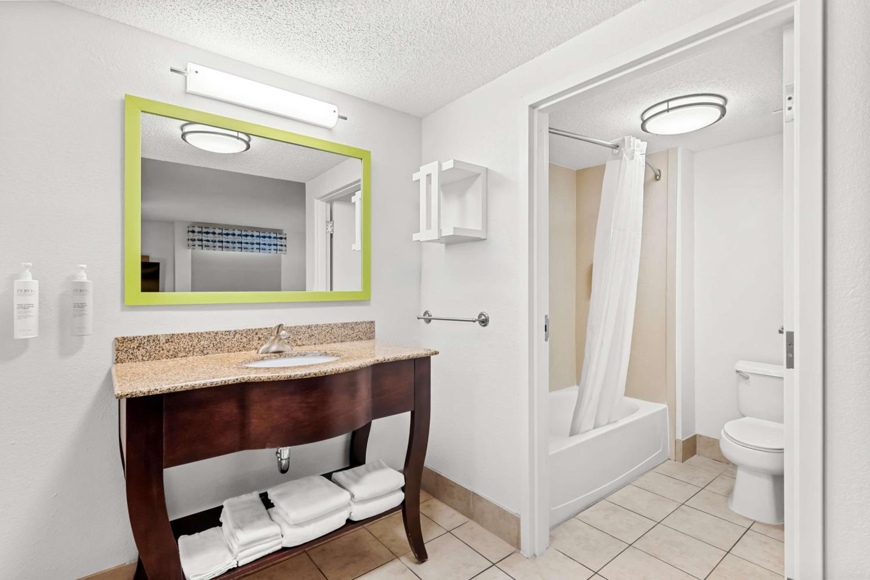 King Studio Suite - Non-Smoking - Photo 2