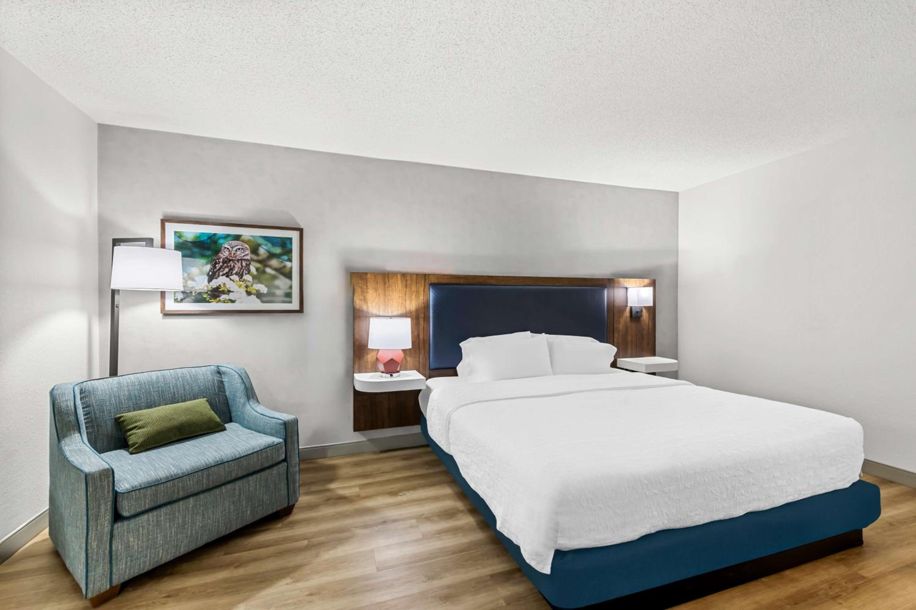 King Room with Accessible Tub - Mobility and Hearing Access/Non-Smoking - Photo 2