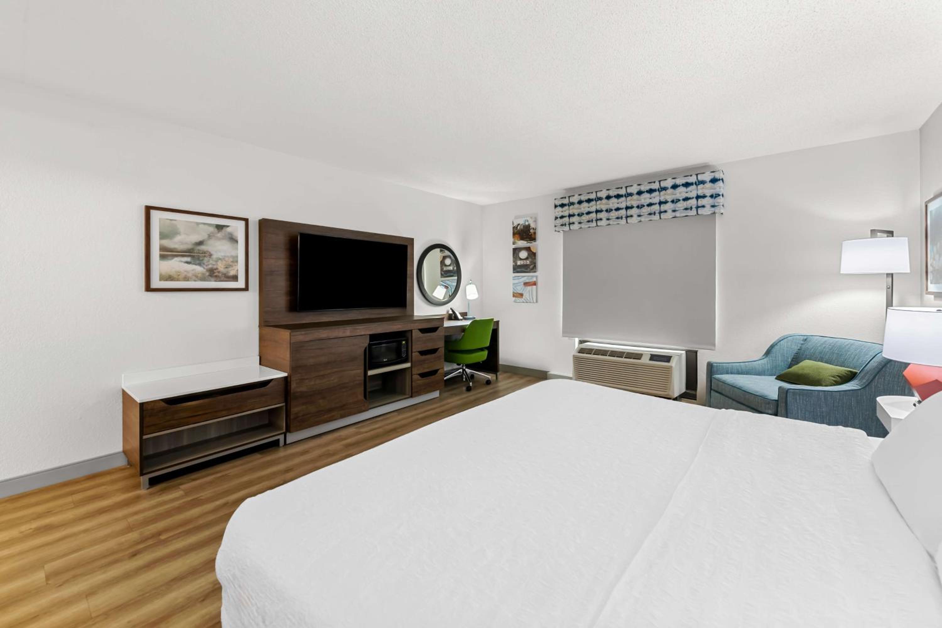 King Room with Accessible Tub - Mobility and Hearing Access/Non-Smoking - Photo 3