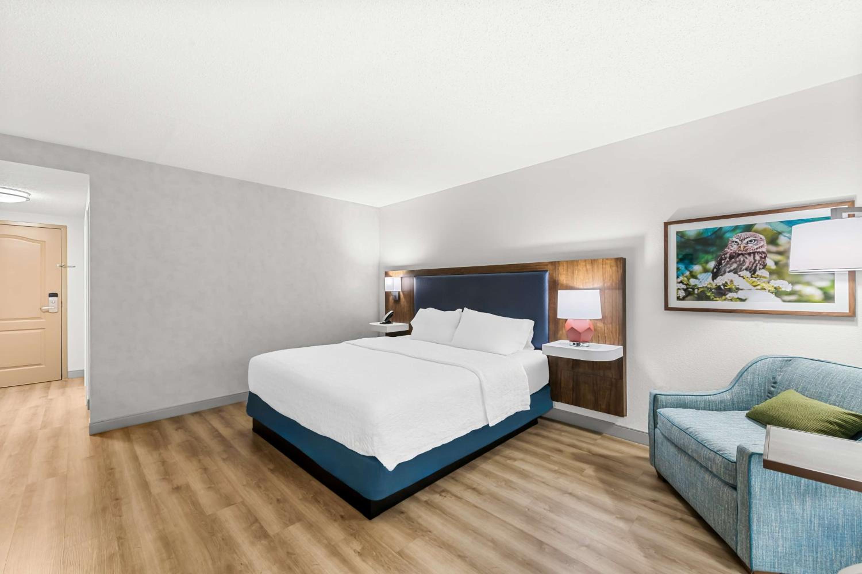 King Room with King Bed - Non-Smoking - Photo 2