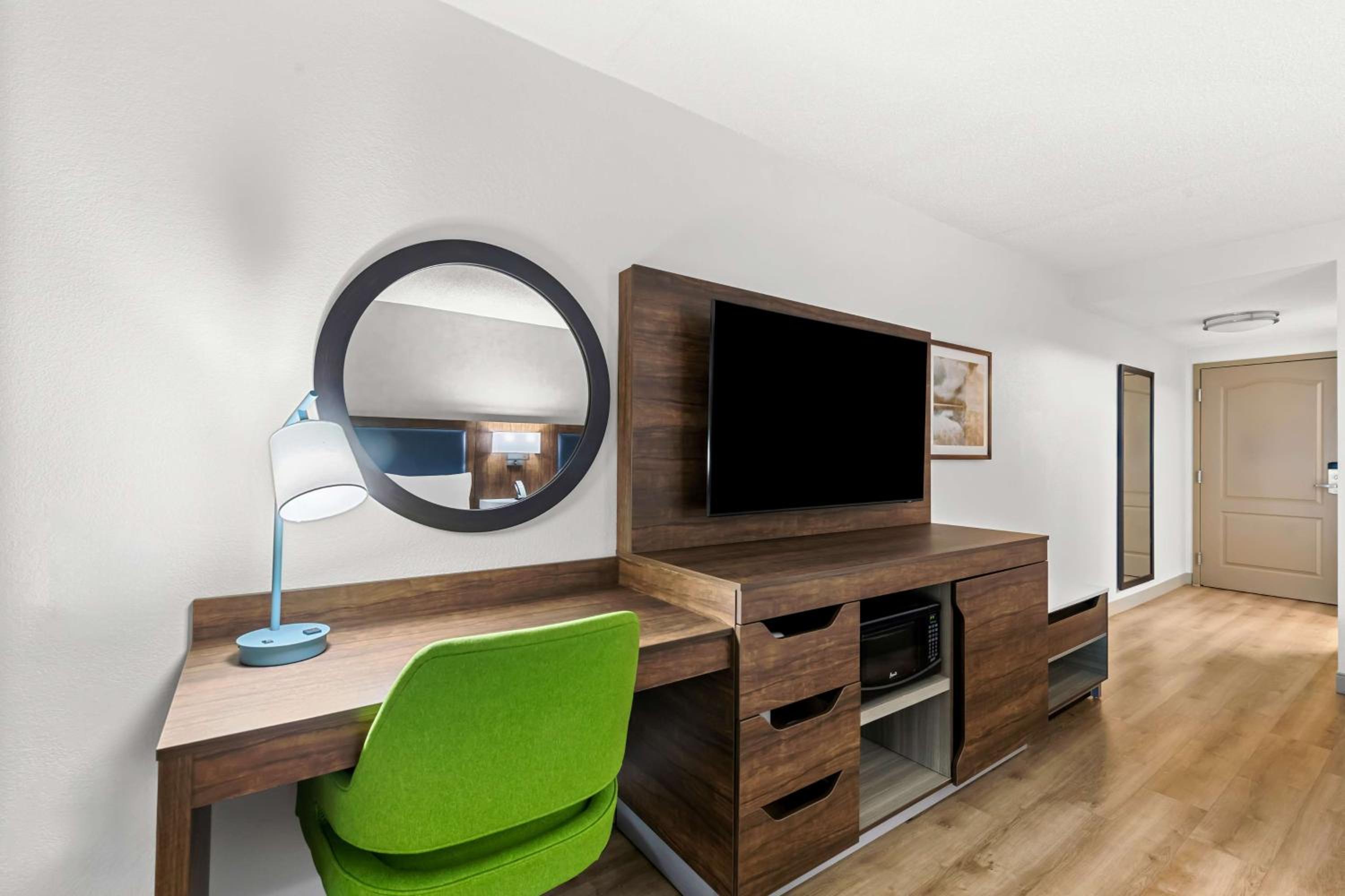 Room with Two Queen Beds - Non-Smoking - Photo 2