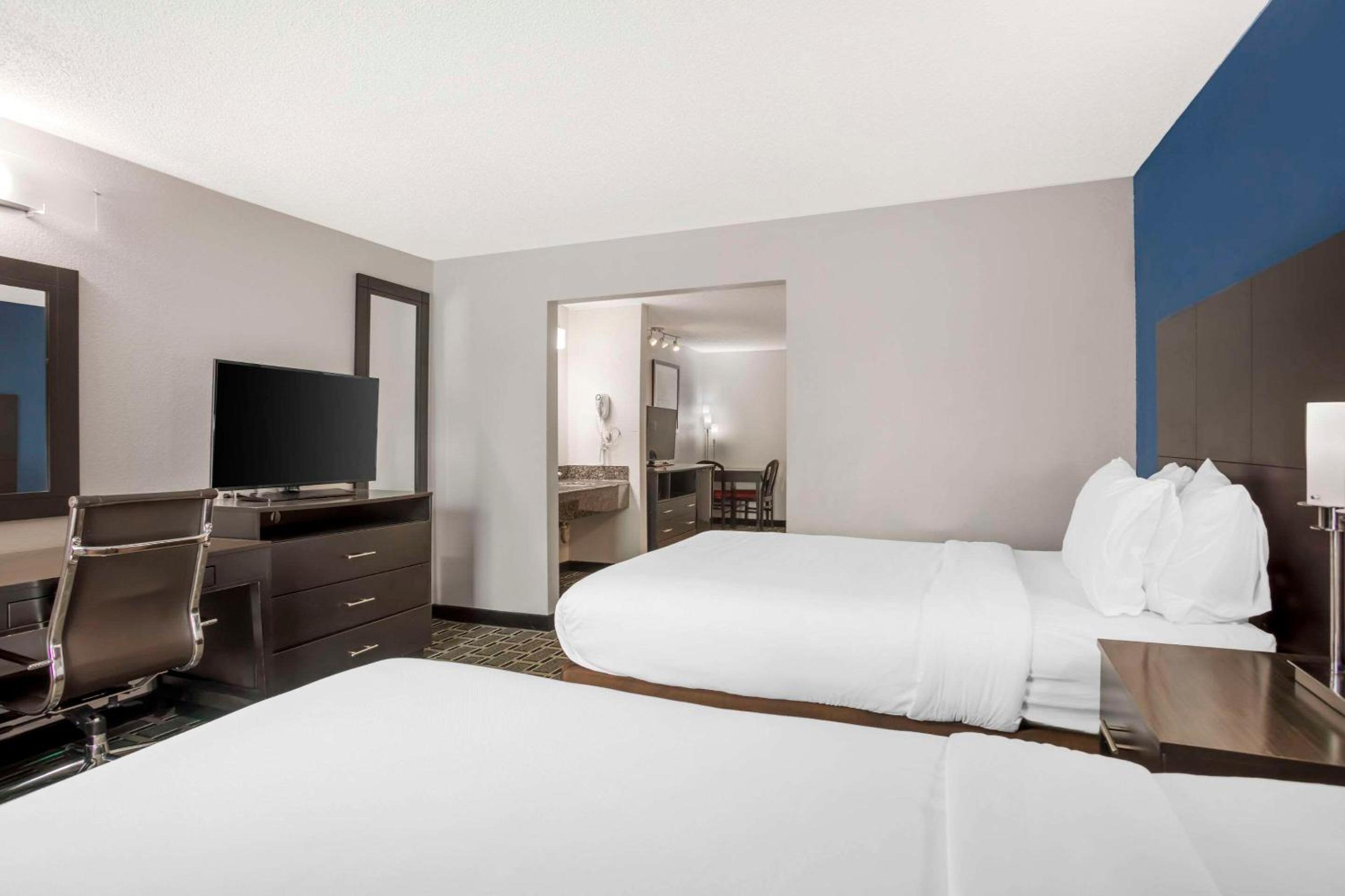 Double Suite with Two Double Beds - Non-Smoking - Photo 5