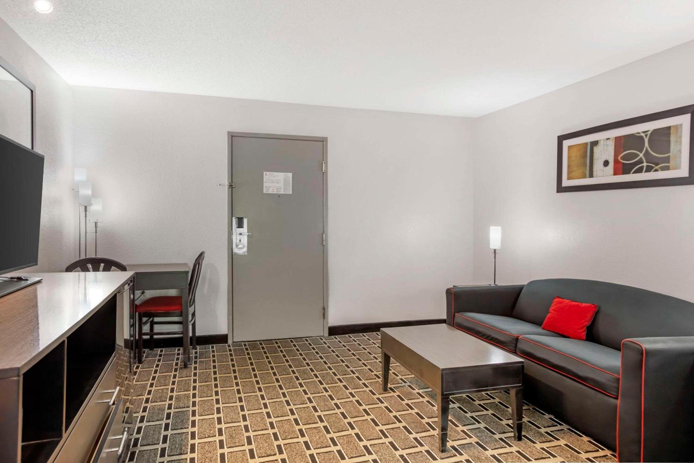 Double Suite with Two Double Beds - Non-Smoking - Photo 7