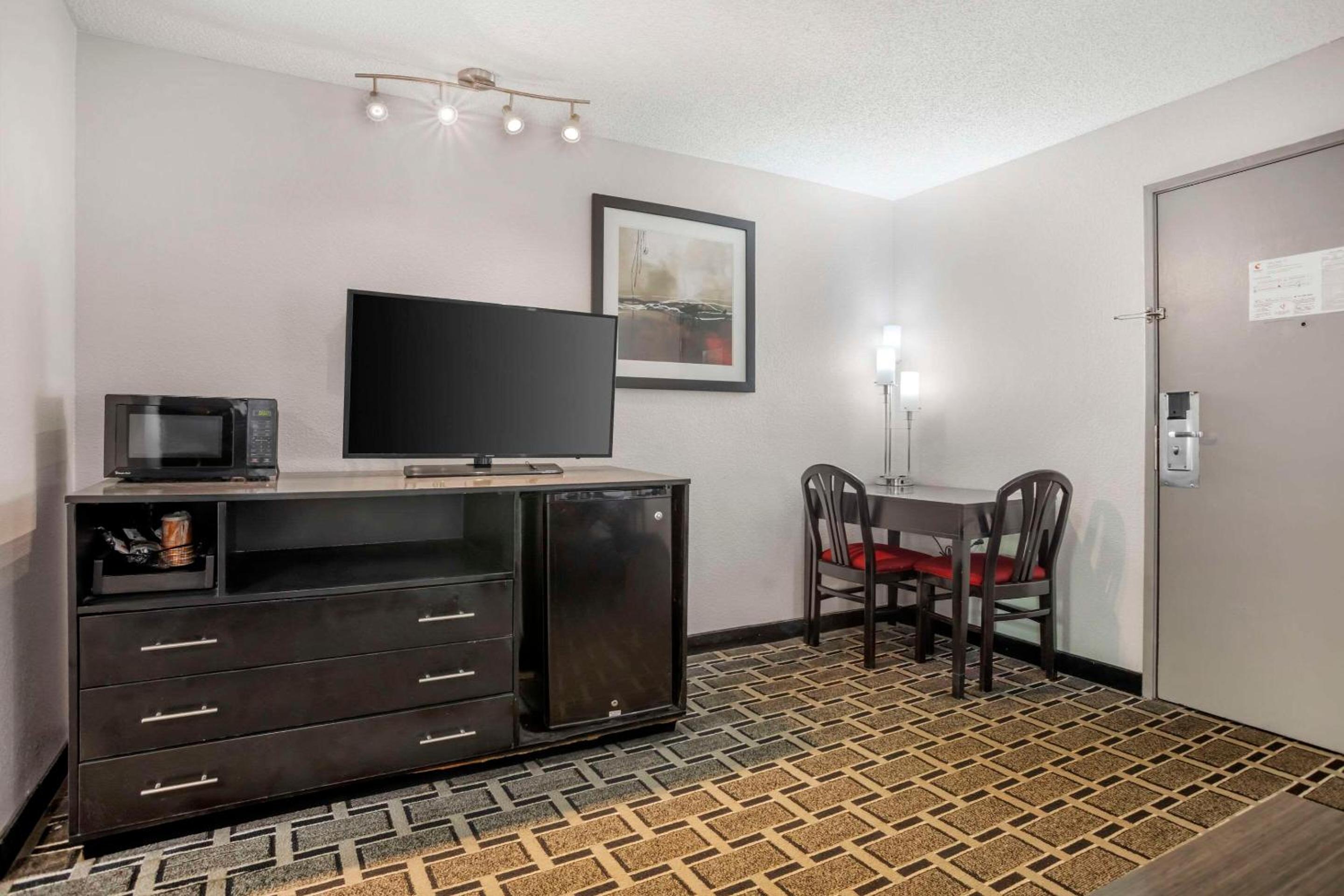 Double Suite with Two Double Beds - Non-Smoking - Photo 4