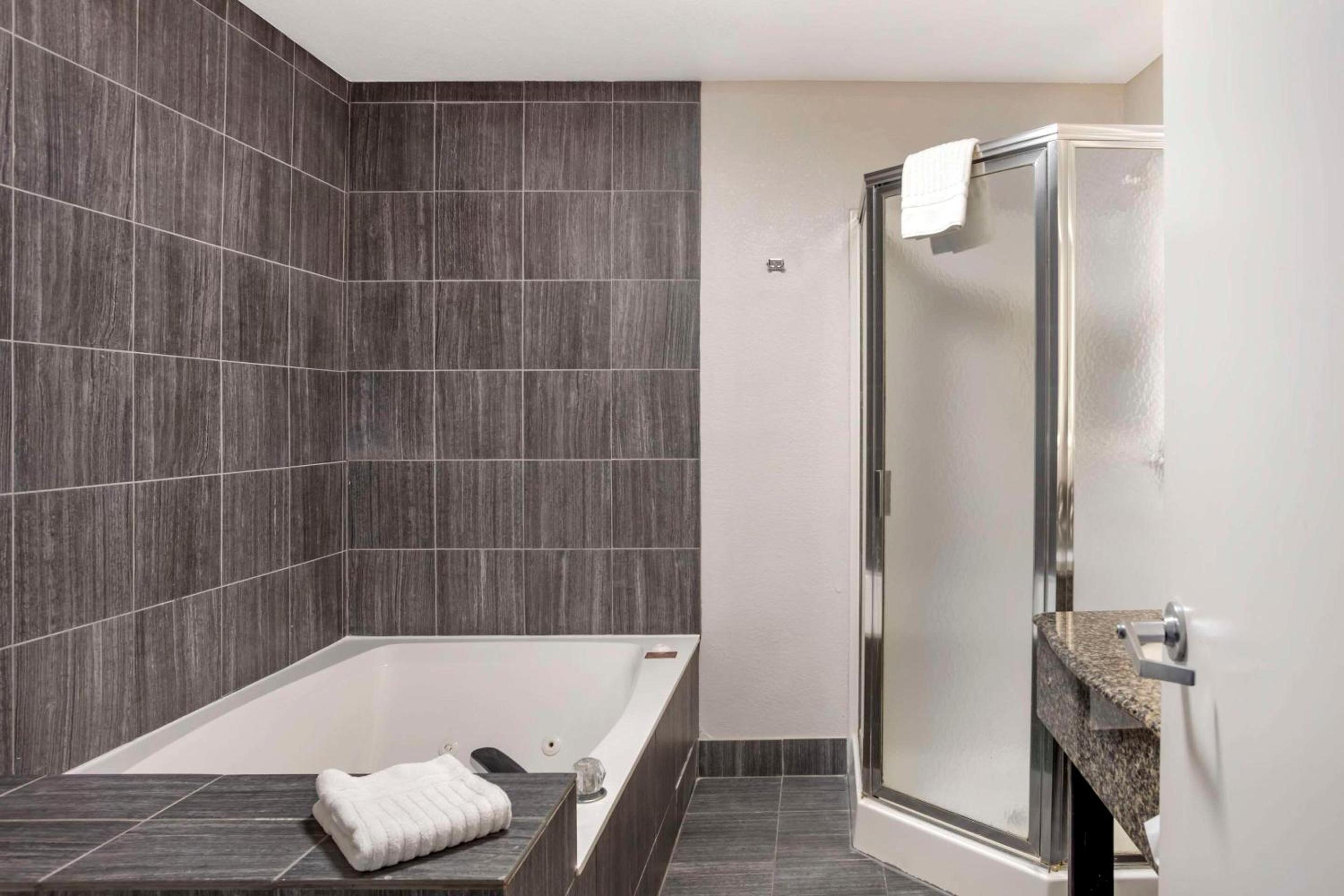 King Suite with Whirlpool - Non-Smoking - Photo 3