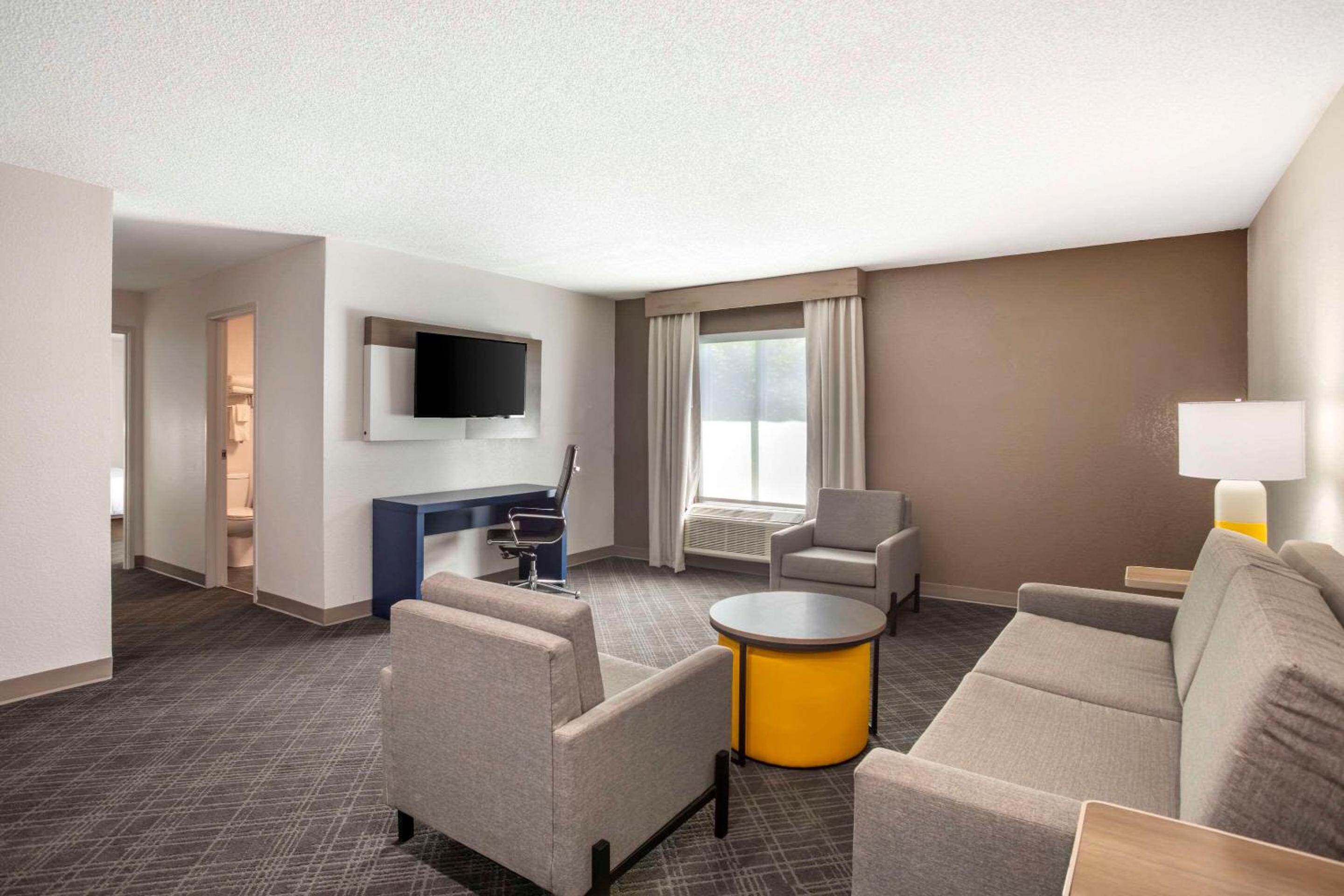 Superior King Suite - Non-Smoking - Photo 5