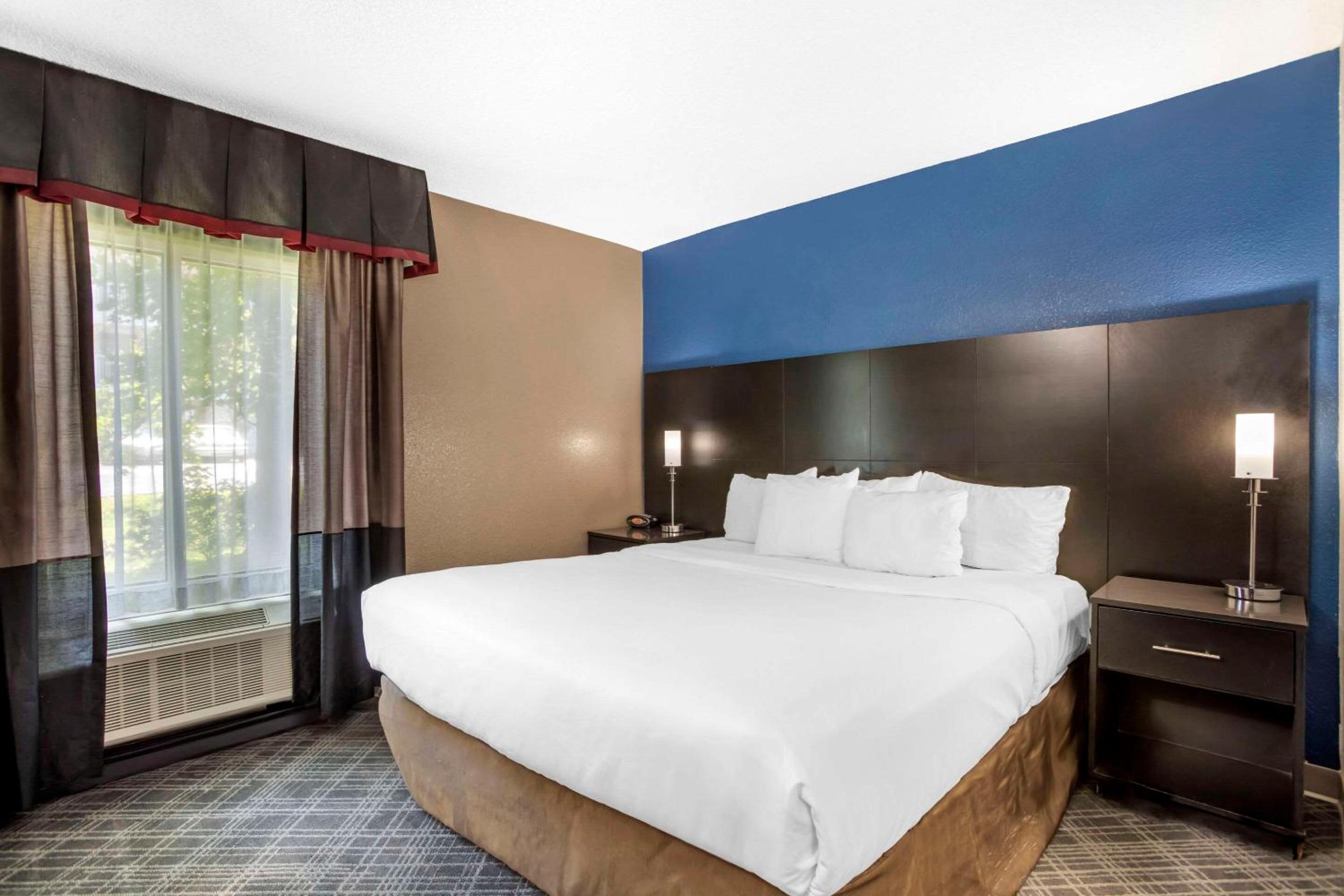 King Suite with Whirlpool - Non-Smoking - Photo 1