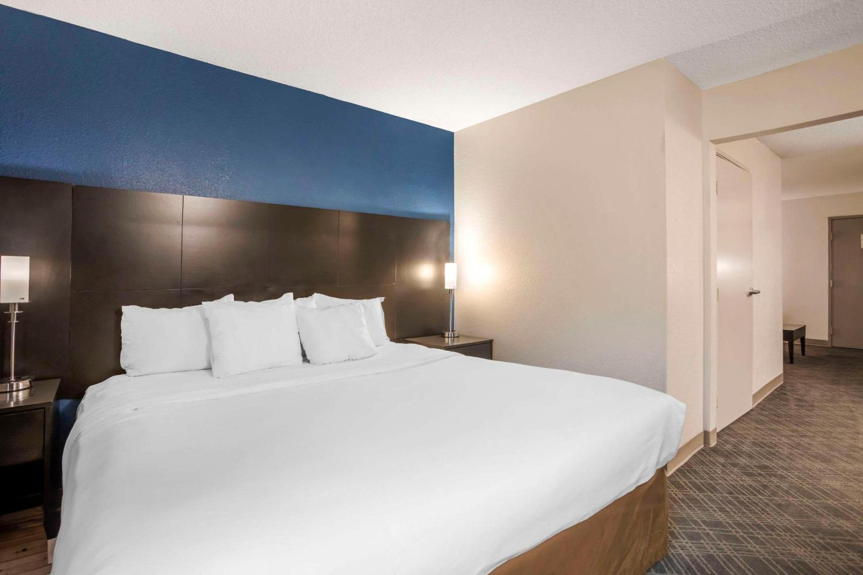 King Suite with Whirlpool - Non-Smoking - Photo 2