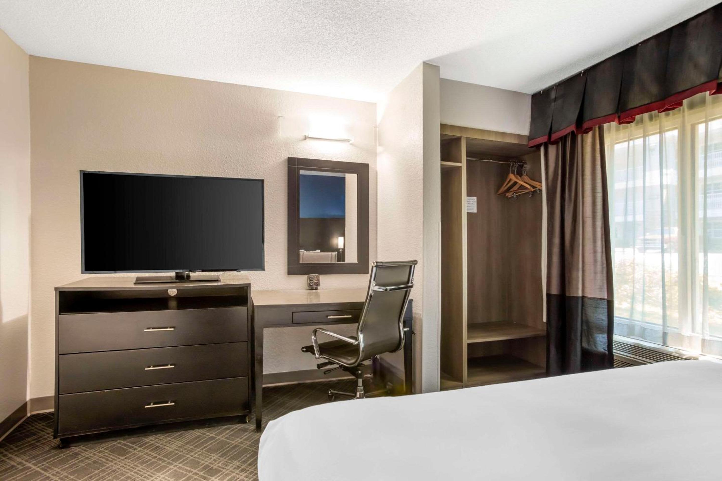 King Suite with Whirlpool - Non-Smoking - Photo 5