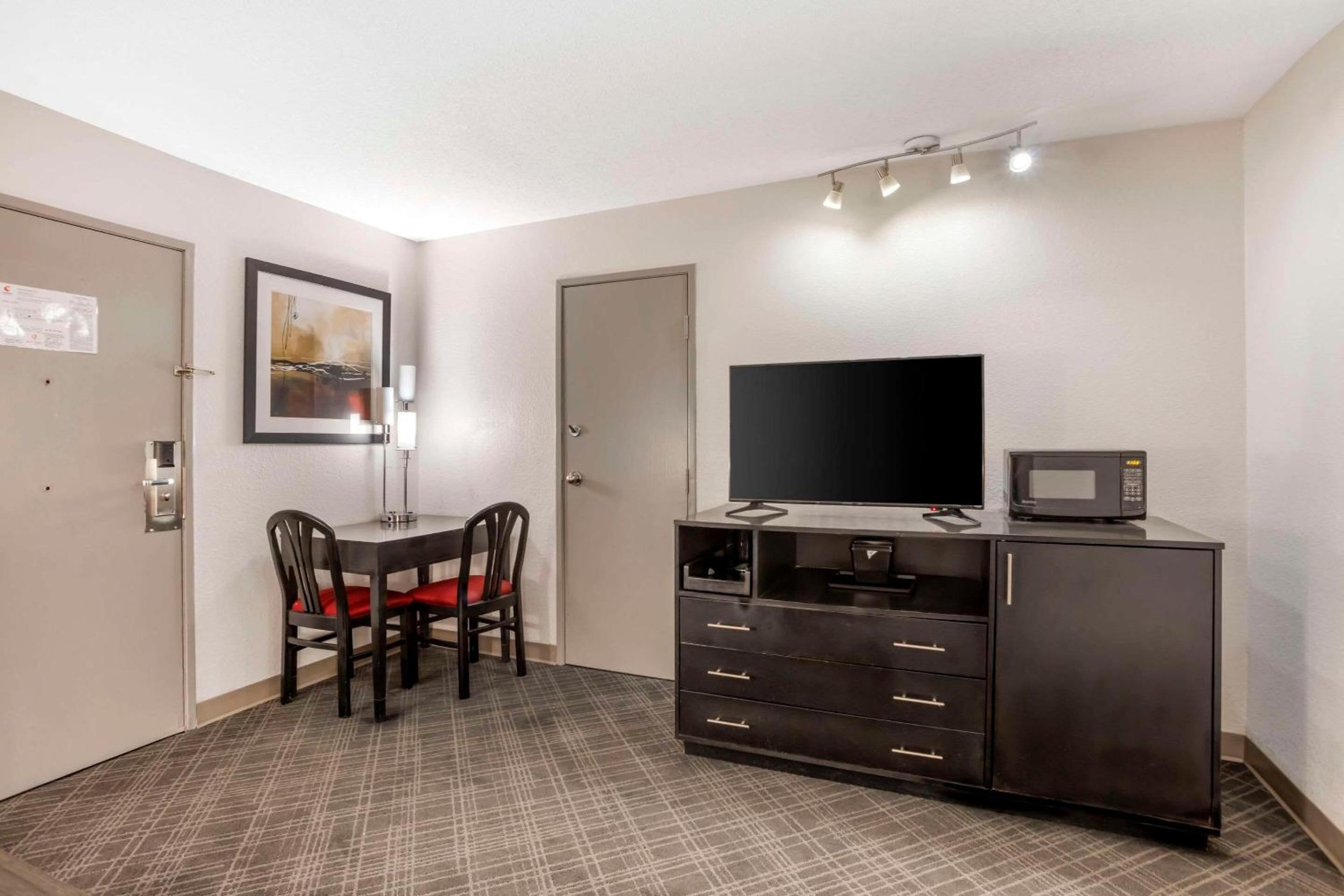 King Suite with Whirlpool - Non-Smoking - Photo 4