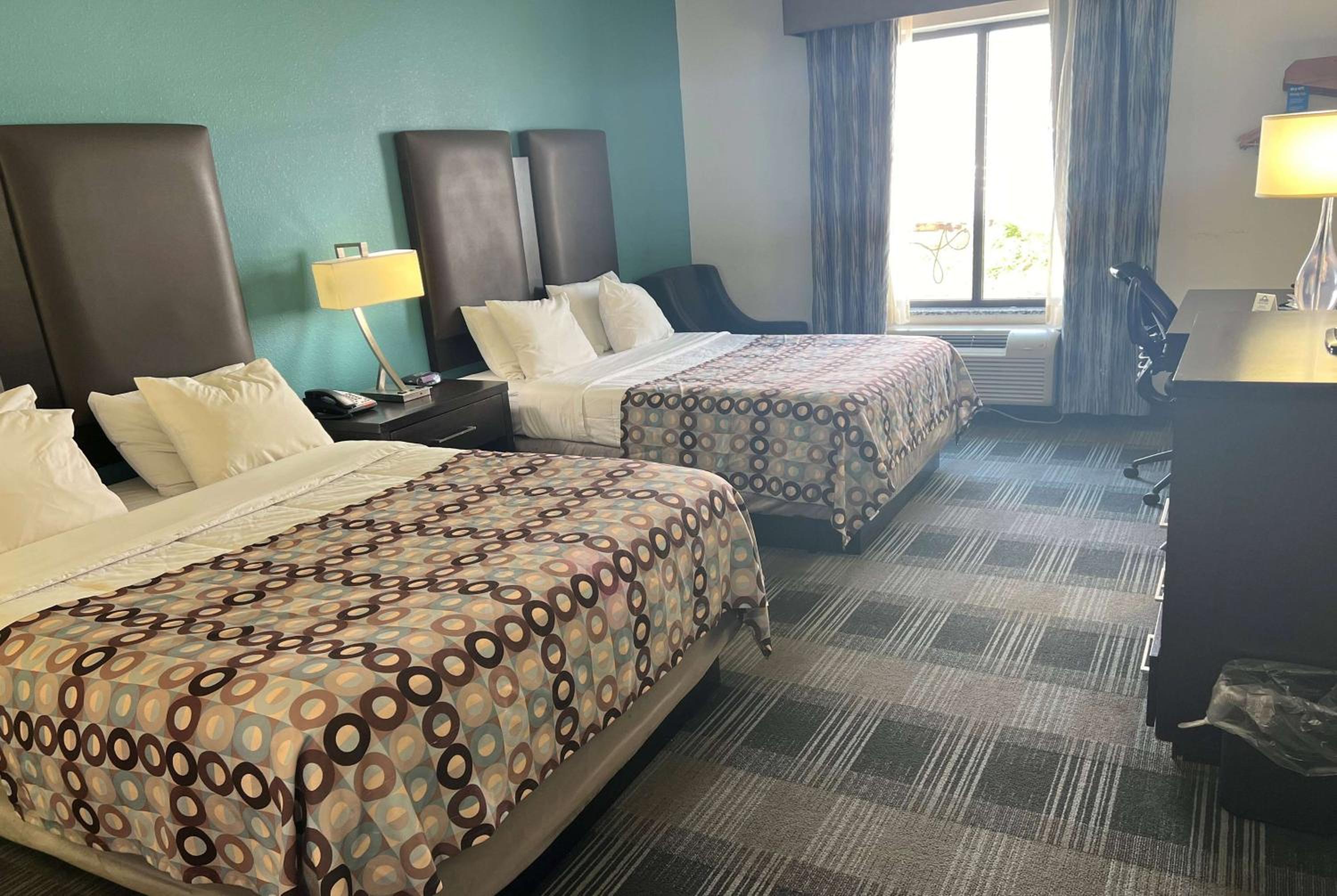 Queen Room with Two Queen Beds - Non-Smoking photo 1