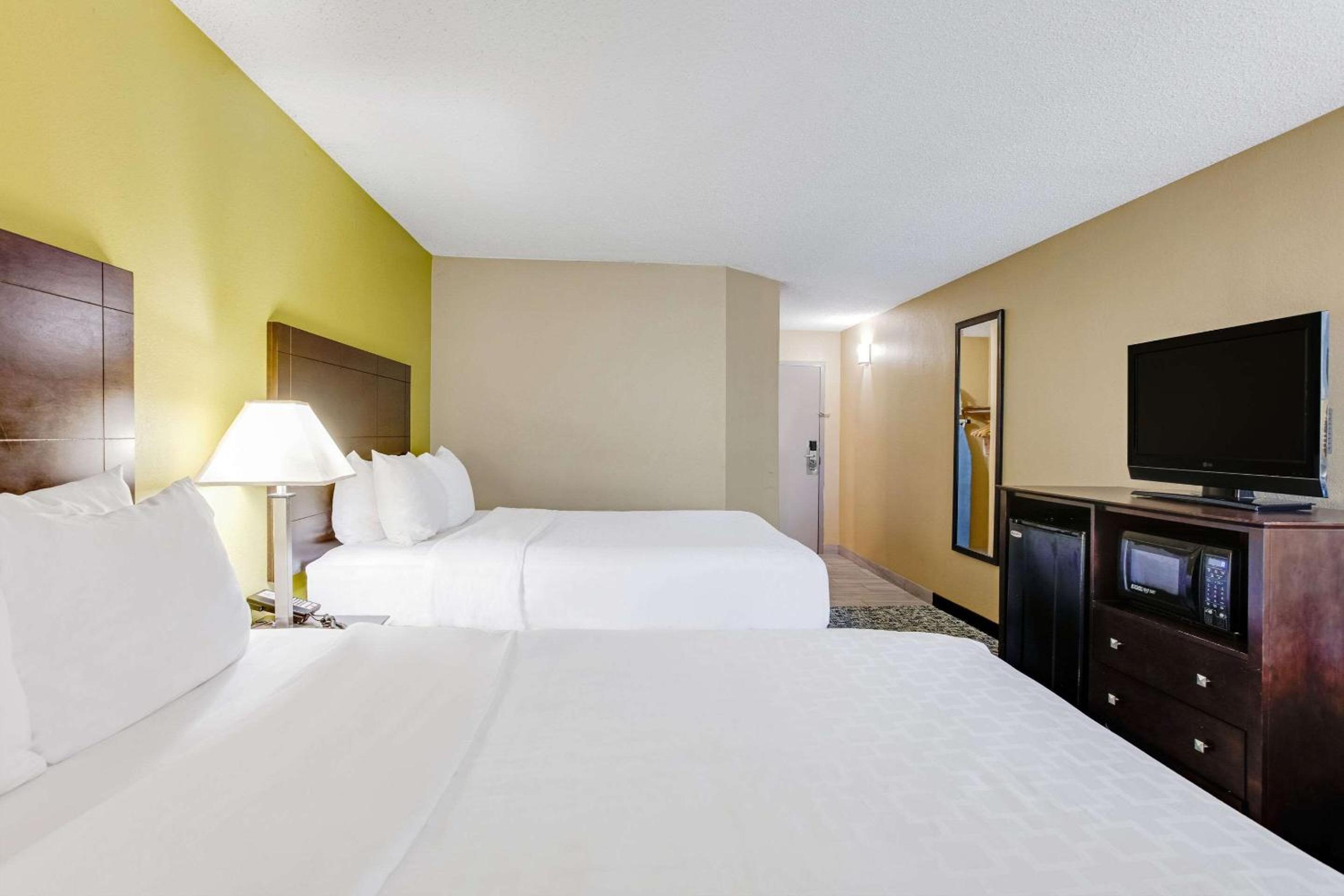 Queen Room with Two Queen Beds - Non-Smoking - Photo 2