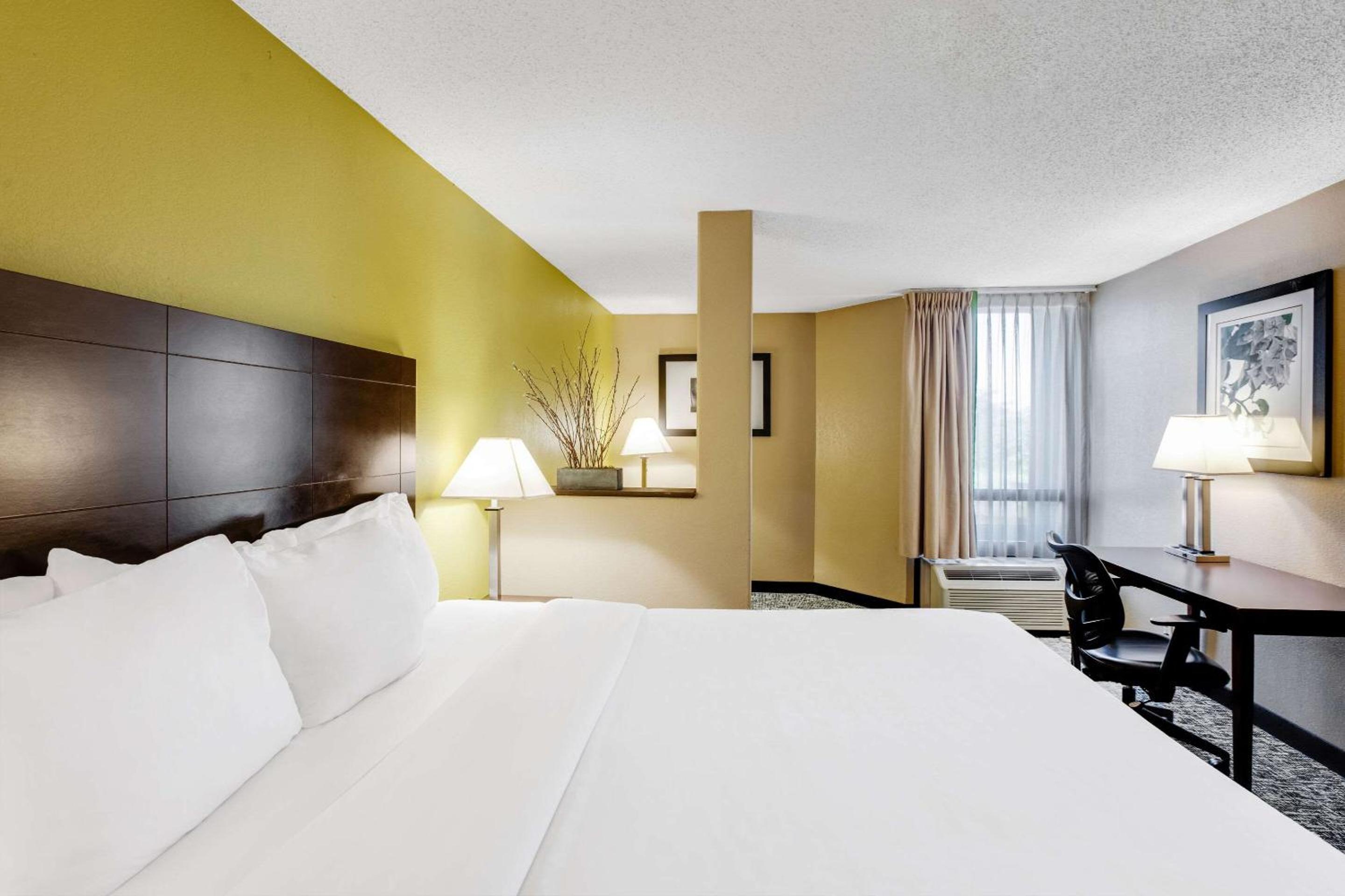 King Room with Sofa Bed - Non-Smoking - Photo 2