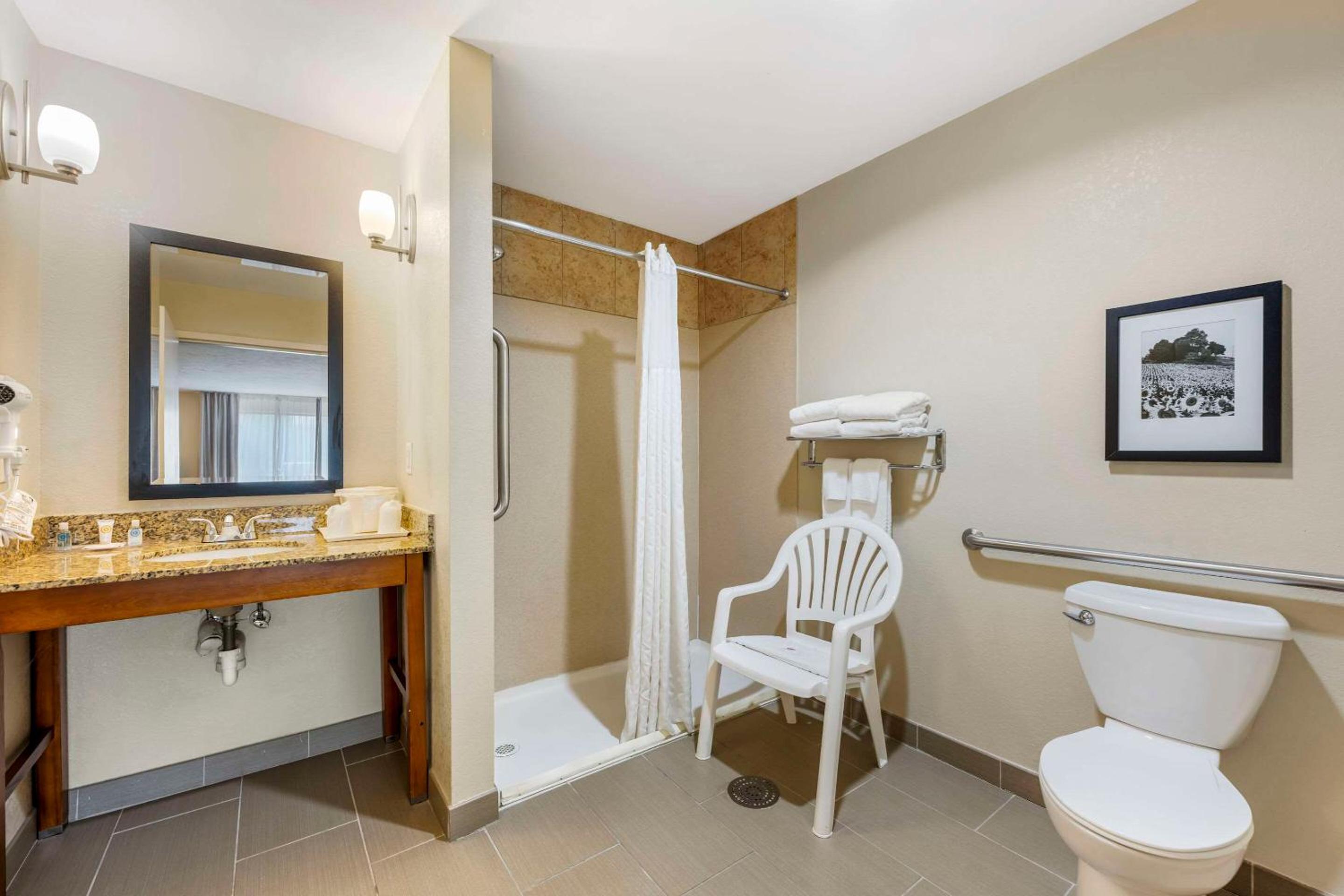 Queen Suite with Two Queen Beds - Accessible/Non-Smoking - Photo 4