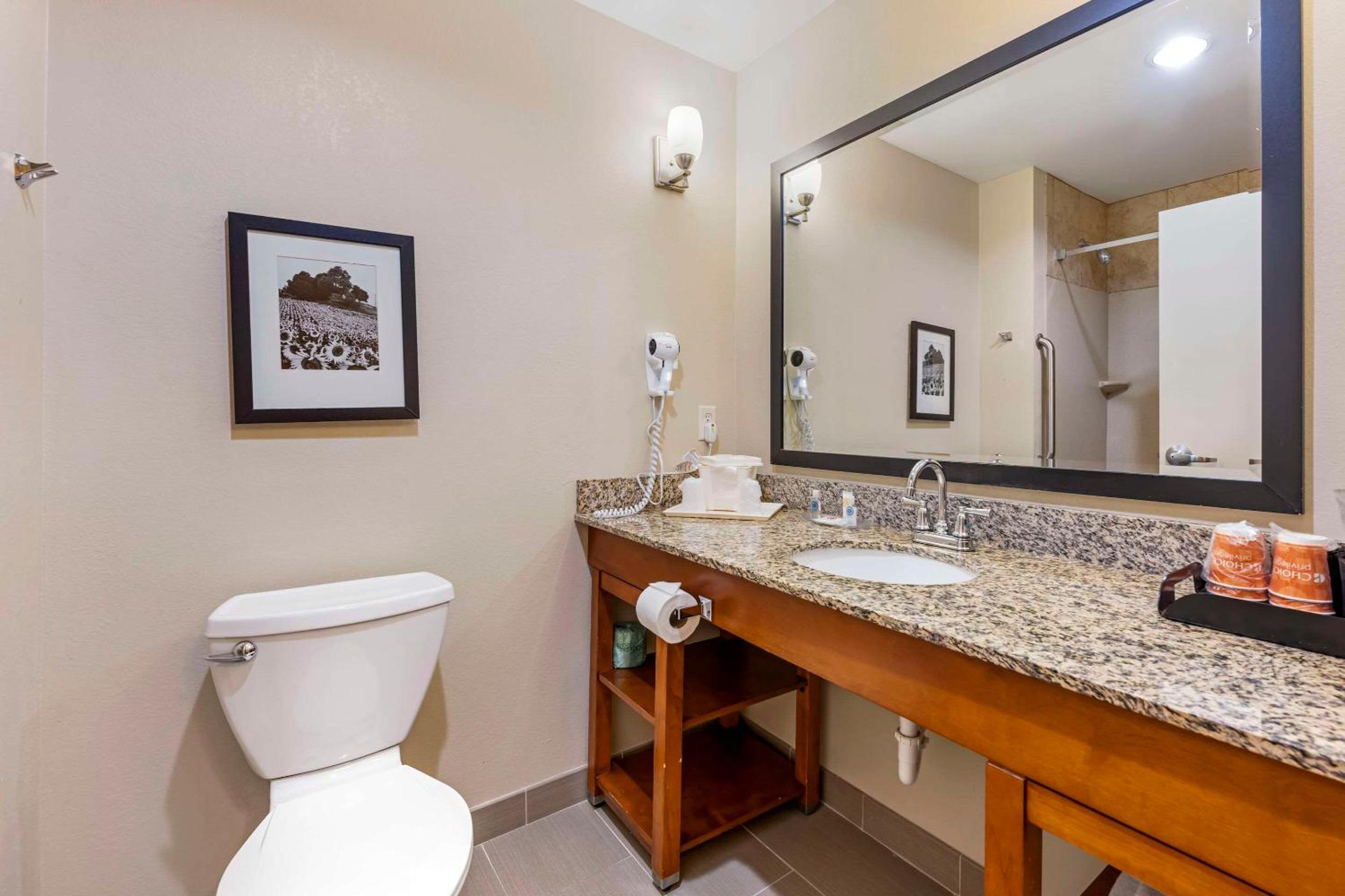 Queen Suite with Two Queen Beds - Photo 4