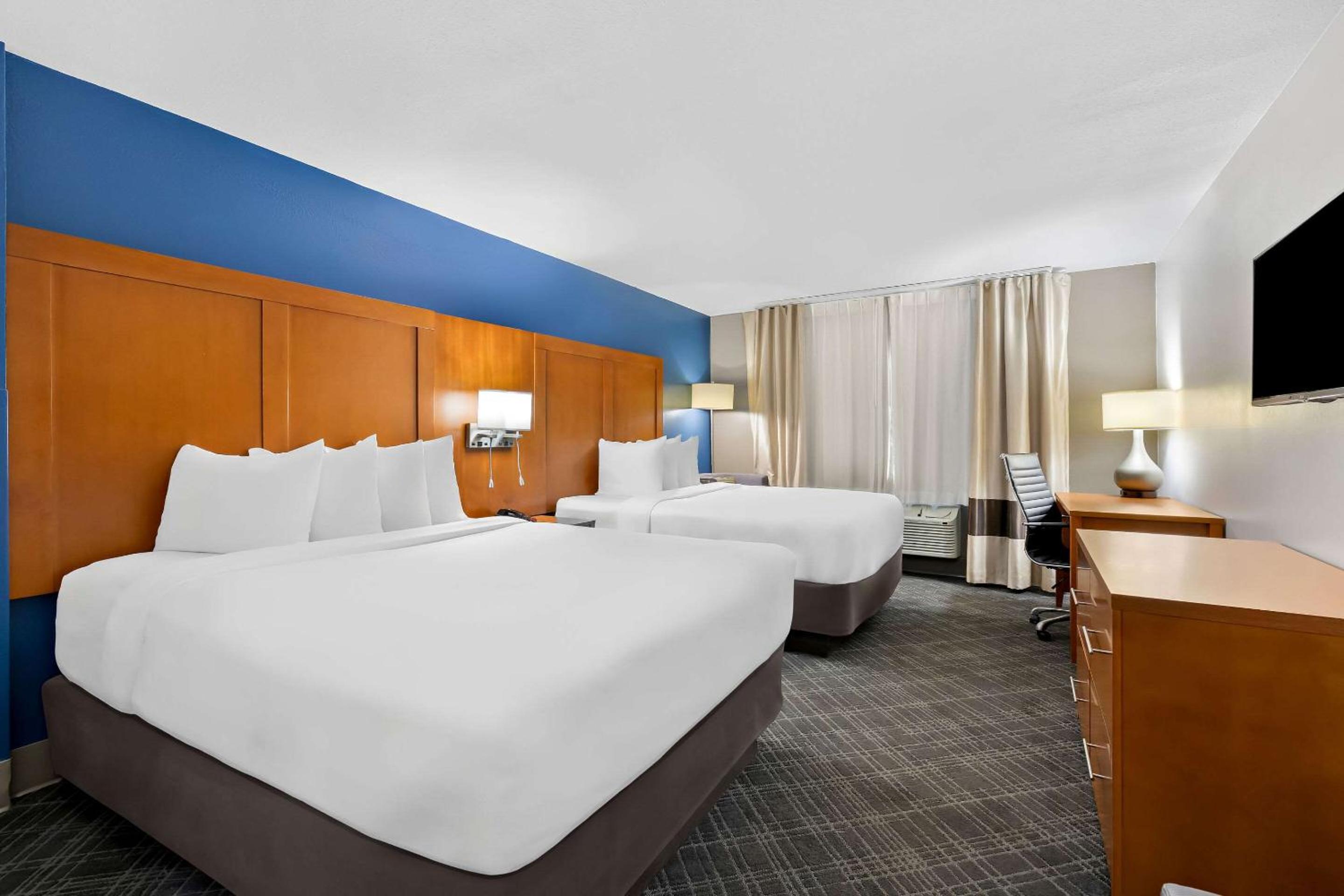 Queen Room with Two Queen Beds - Non-Smoking - Photo 1