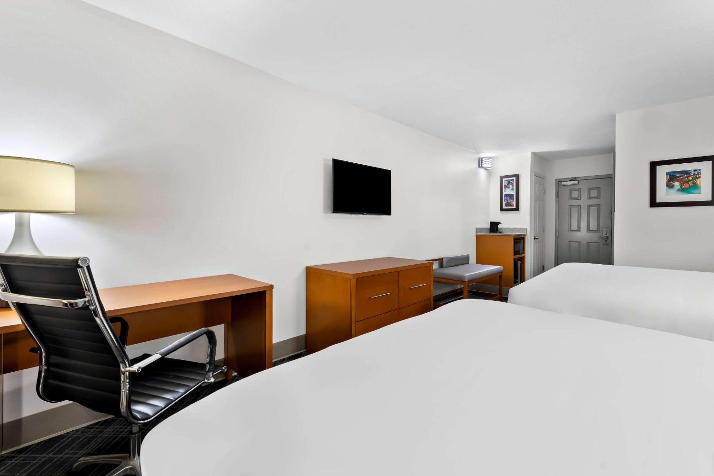 Queen Room with Two Queen Beds - Non-Smoking - Photo 2