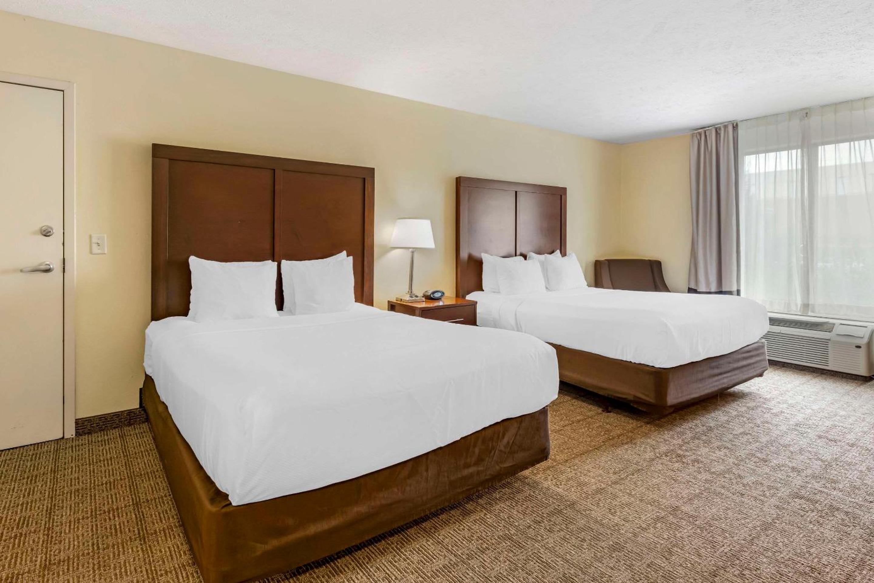 Queen Suite with Two Queen Beds - Accessible/Non-Smoking - Photo 3