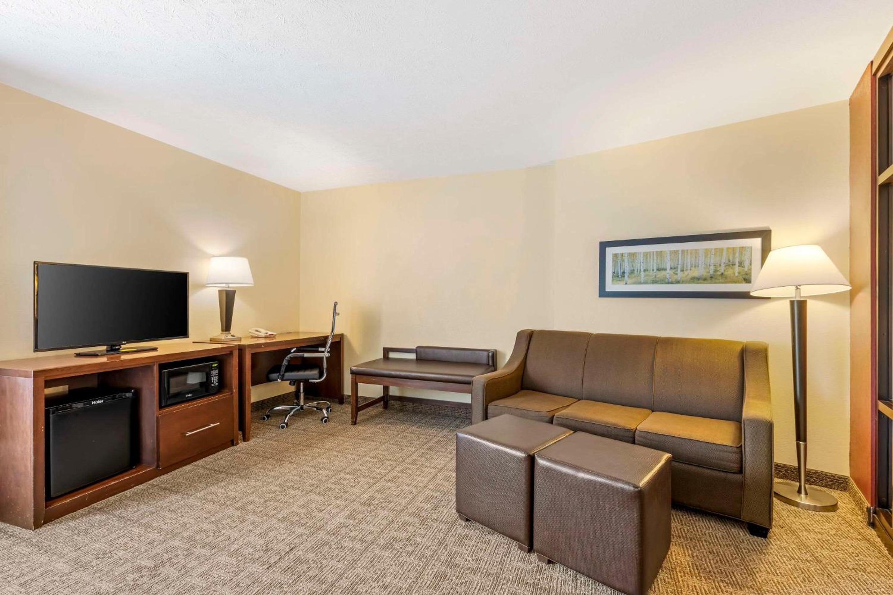 Queen Suite with Two Queen Beds - Accessible/Non-Smoking - Photo 2