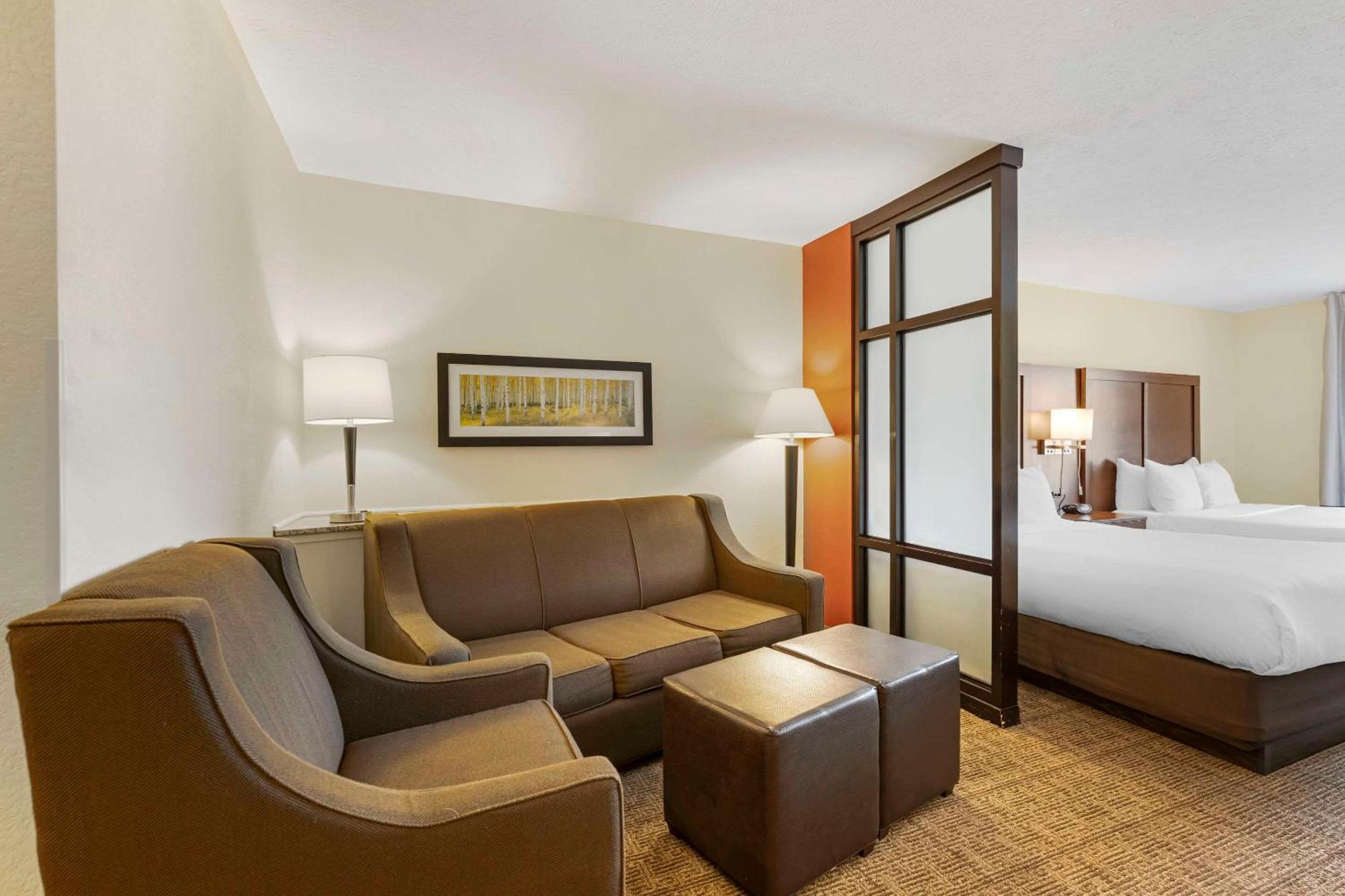 Queen Suite with Two Queen Beds - Photo 2