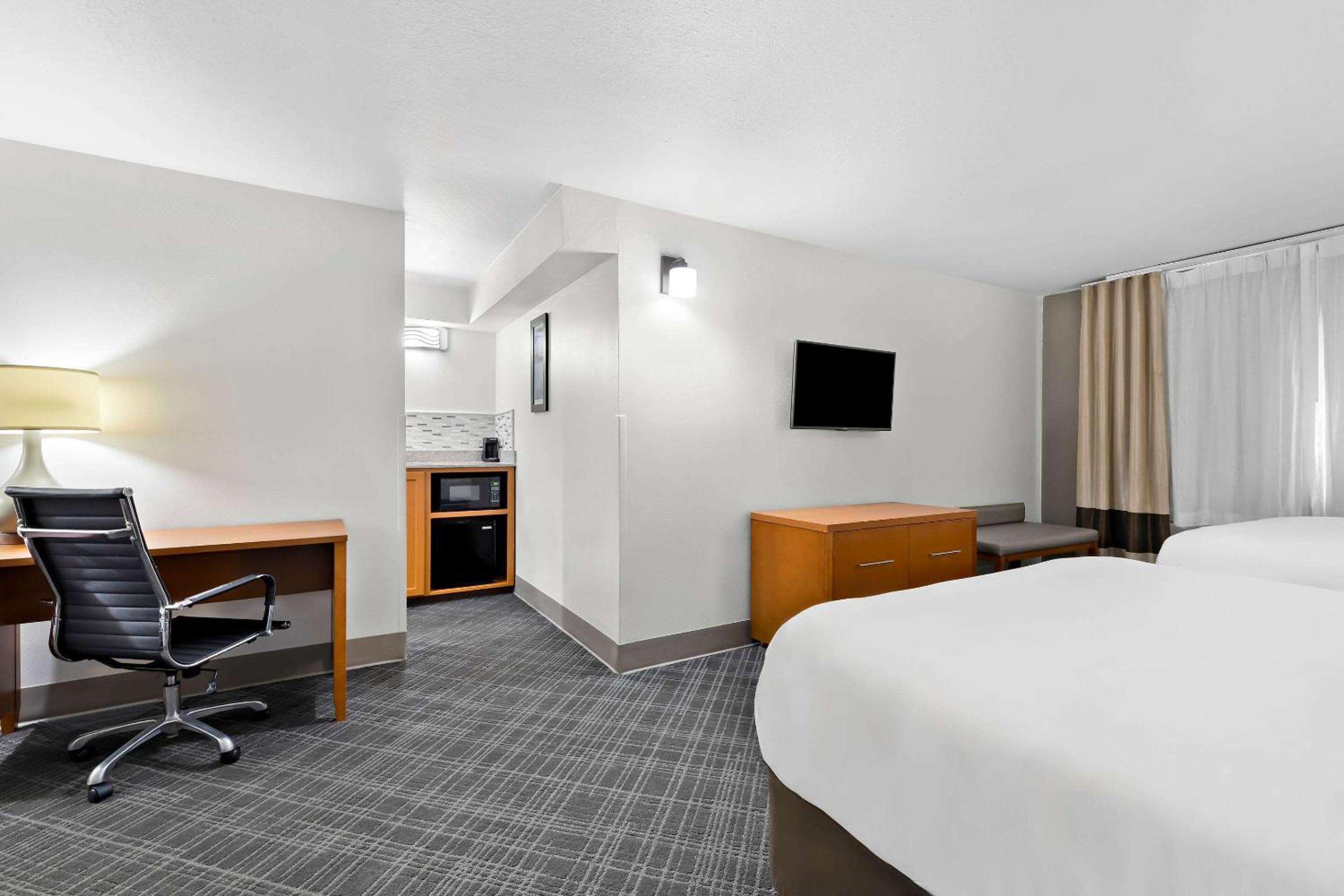 Queen Suite - Non-Smoking - Photo 3