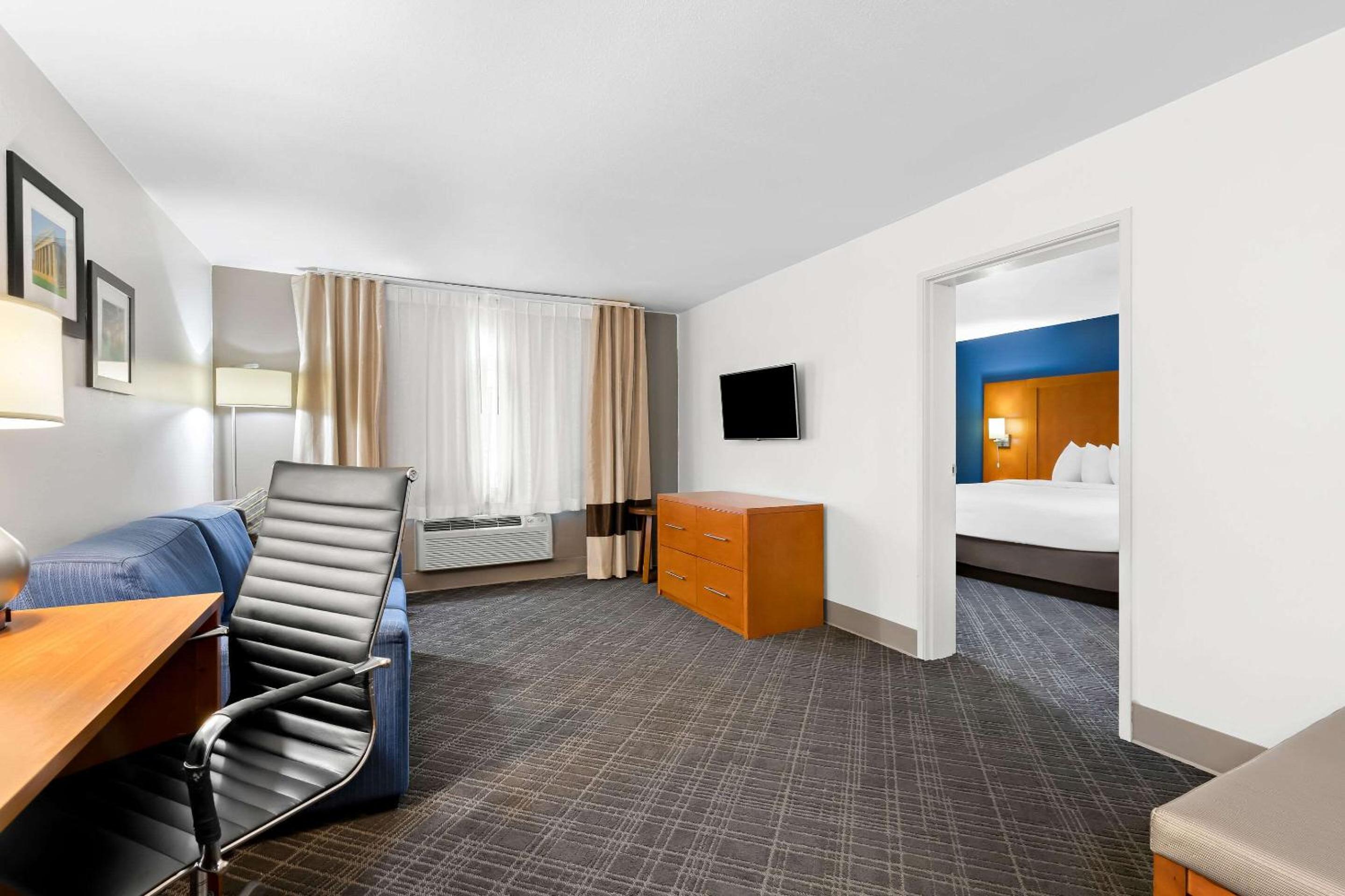 King Suite - Non-Smoking - Photo 3