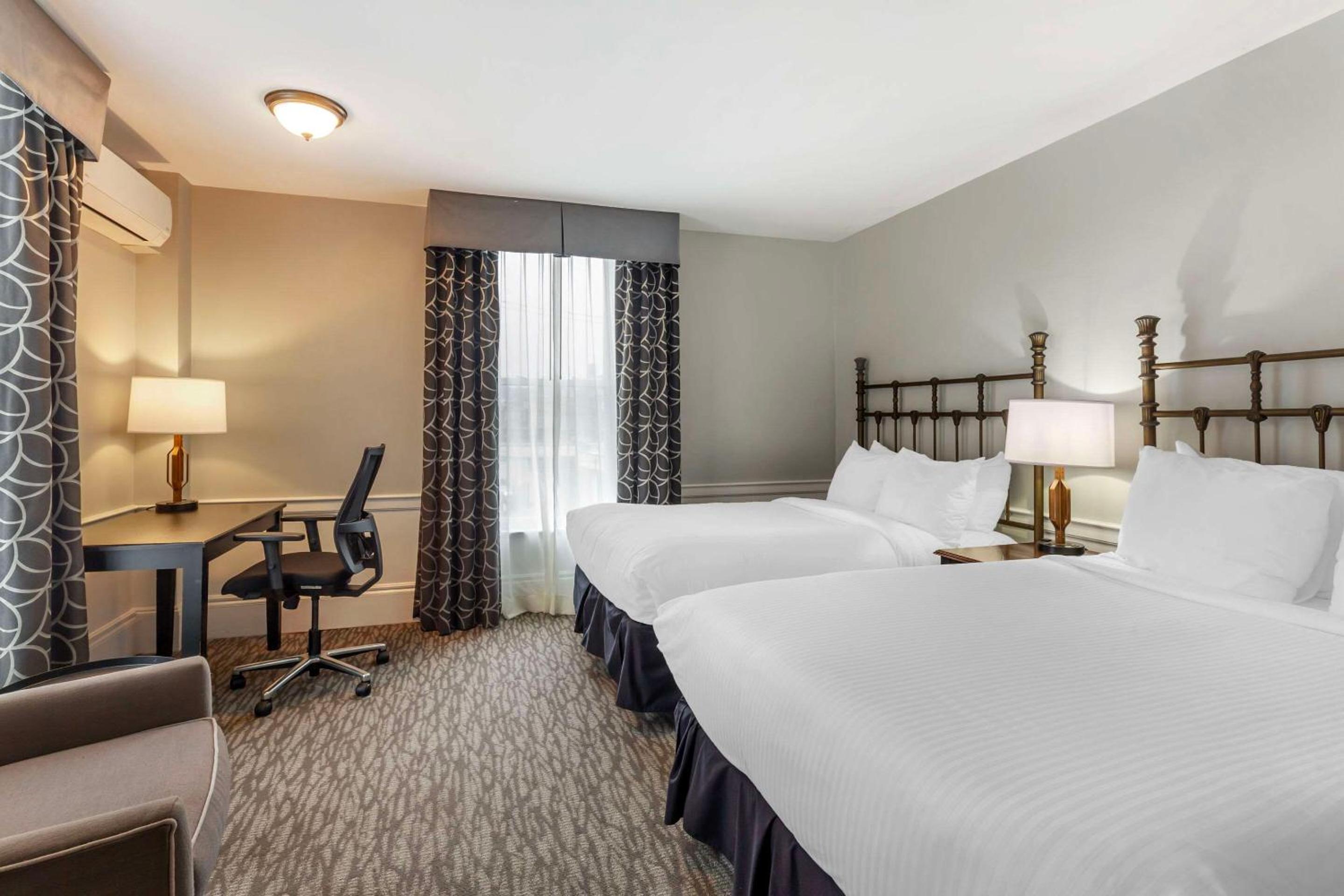 Standard Room with Two Double Beds photo 3