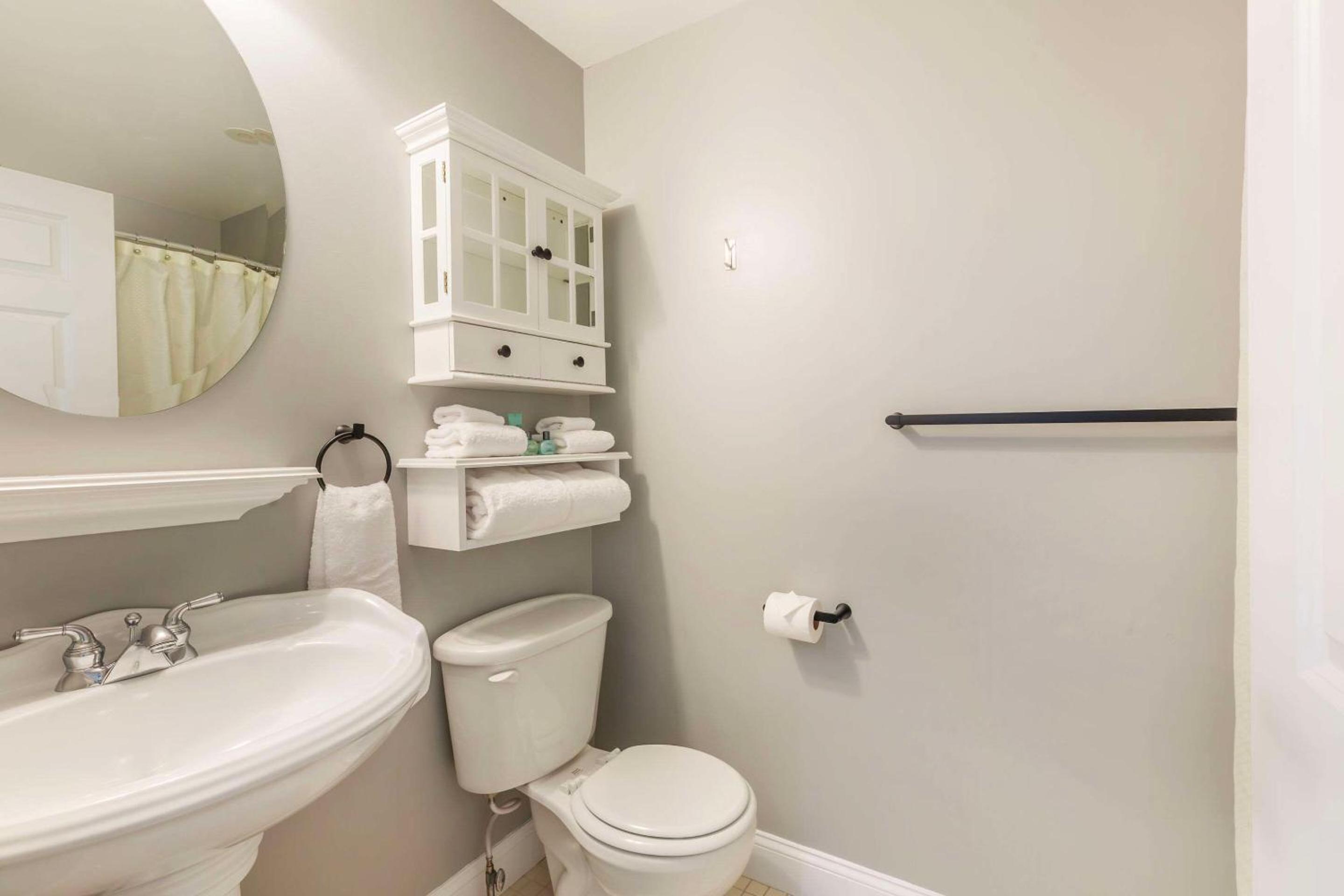 Standard Queen Room - Non-Smoking - Photo 9