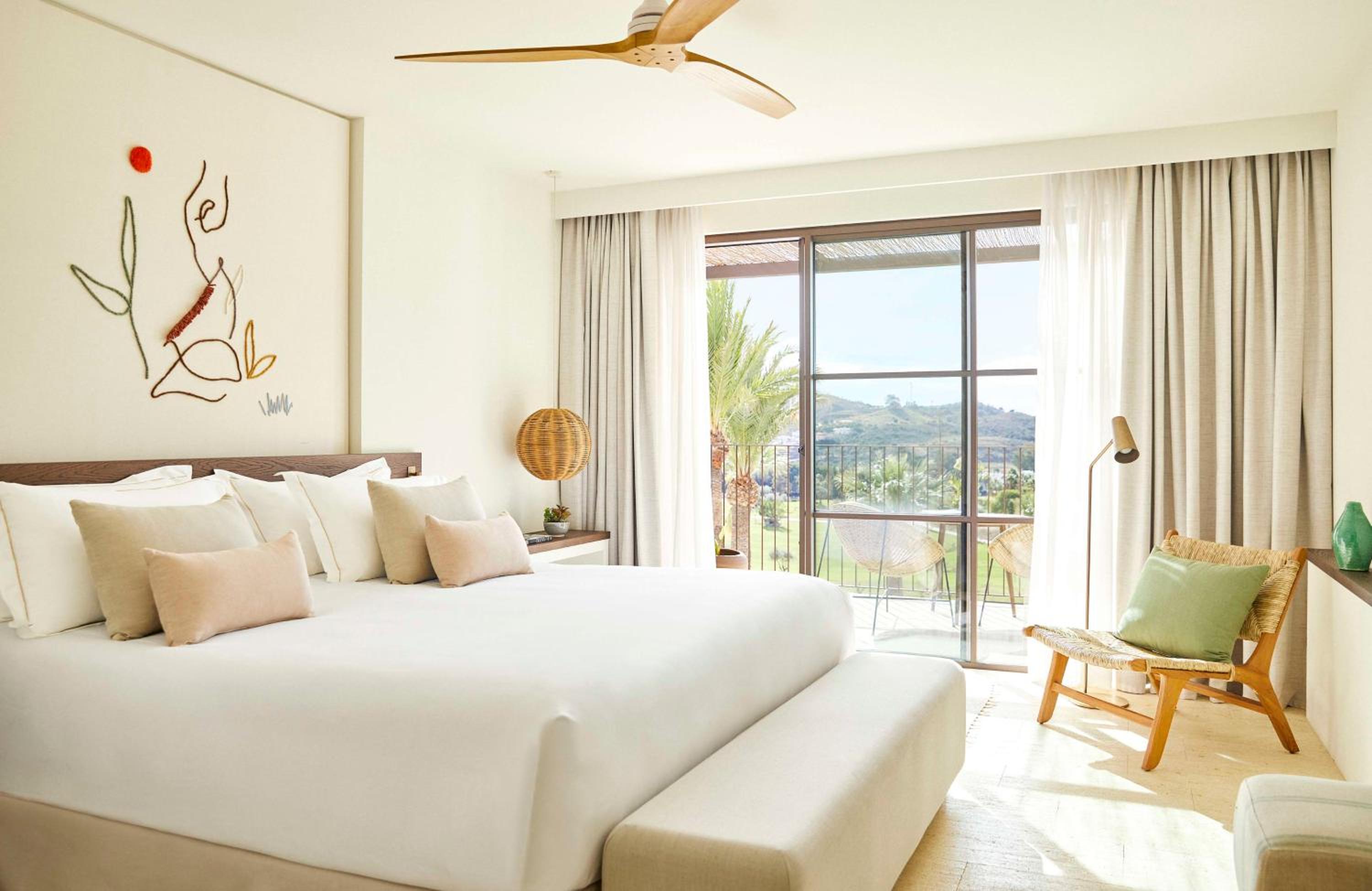 King Bed Deluxe Room with Golf View - Photo 1