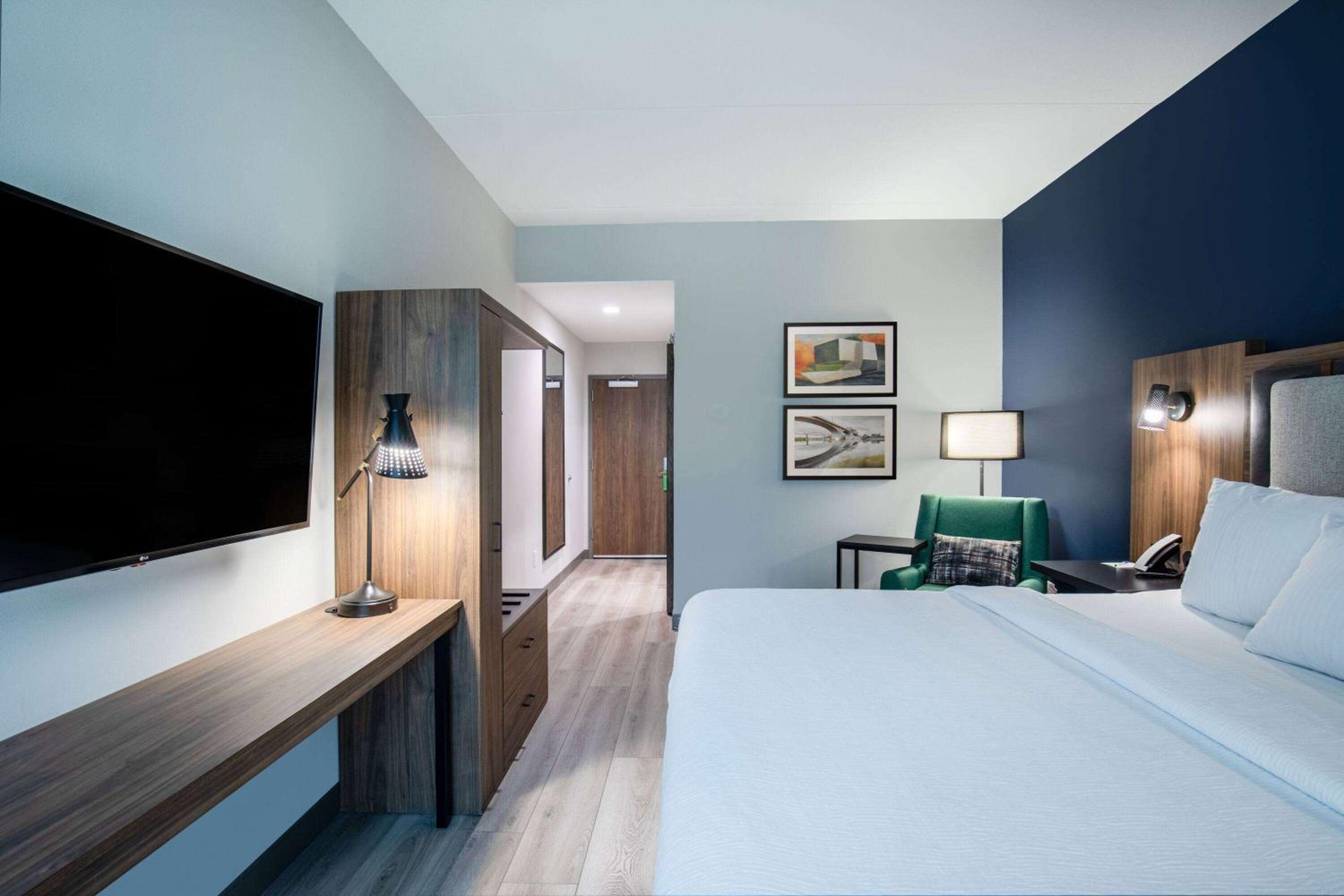 King Room with Mobility Access and Bathtub with Grab Bars, Non-Smoking - Photo 4