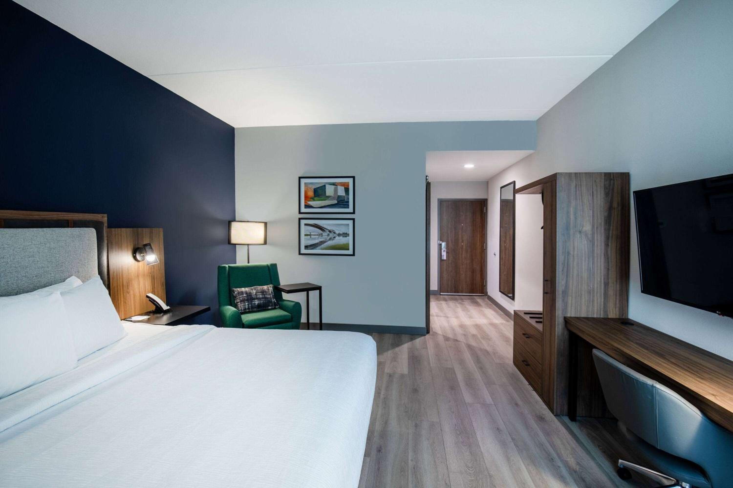King Room with Mobility Access and Bathtub with Grab Bars, Non-Smoking - Photo 7