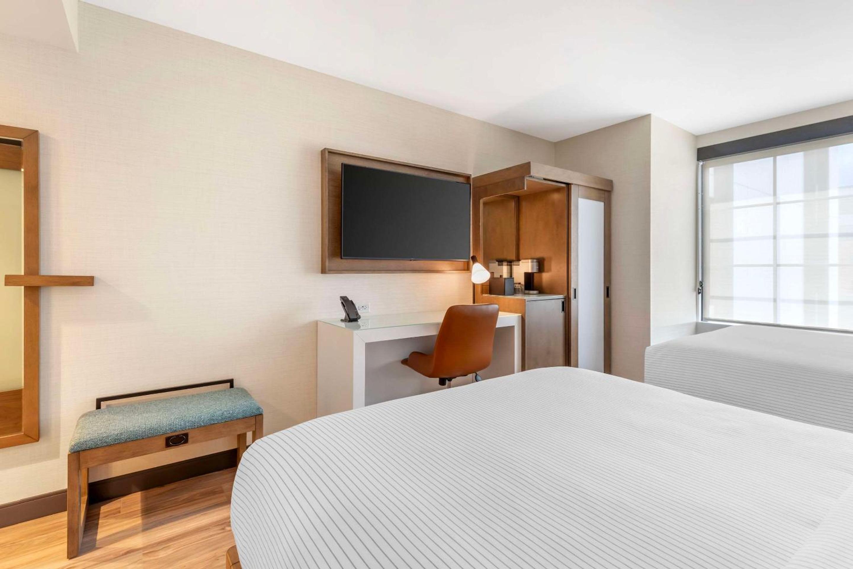 Queen Room with Two Queen Beds - Non Smoking - Photo 2