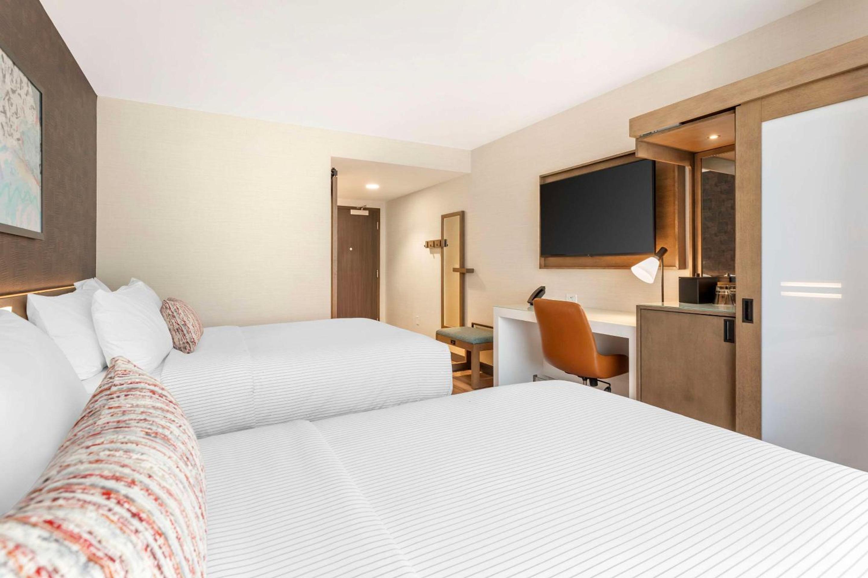 Queen Room with Two Queen Beds - Non Smoking - Photo 3
