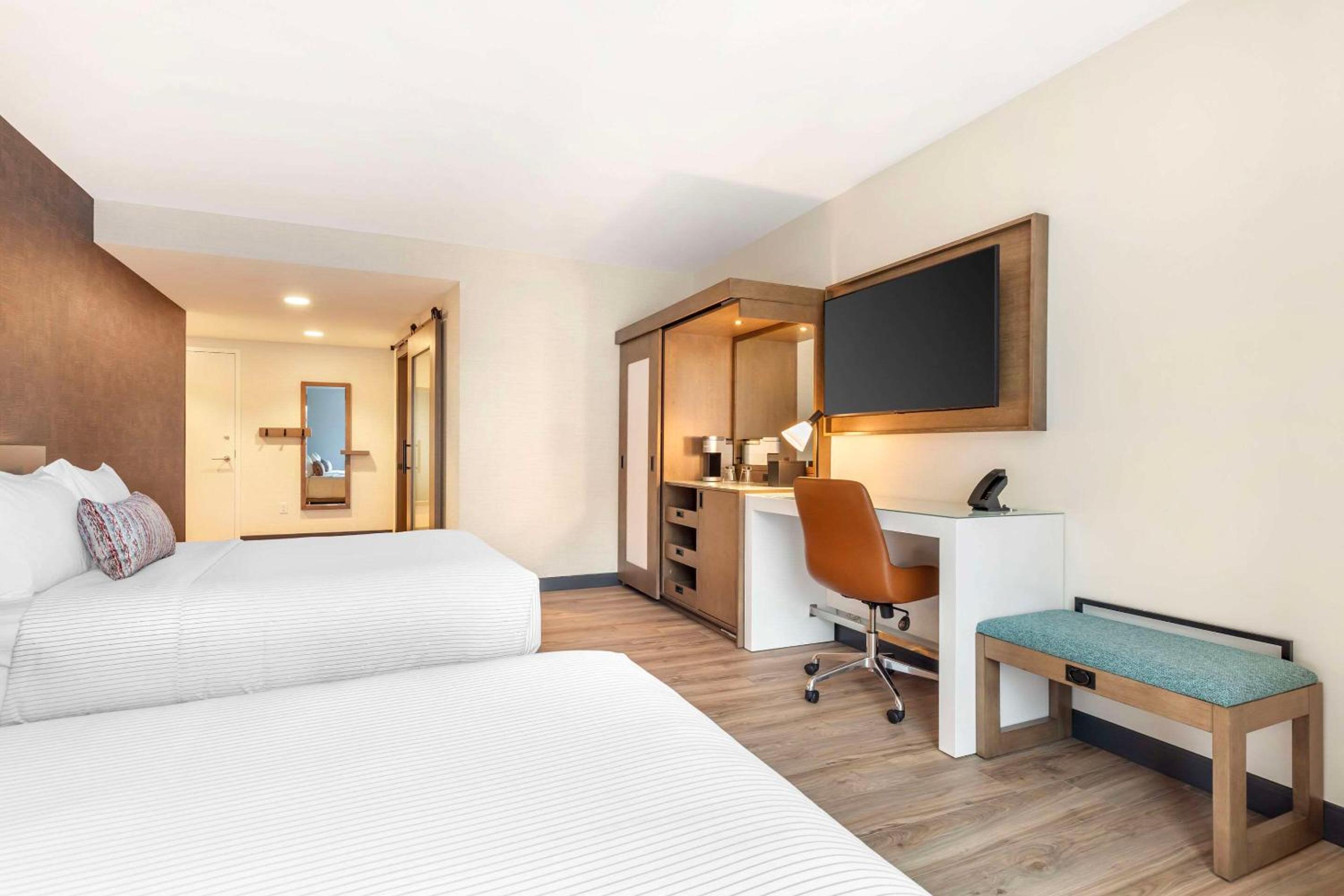 Queen Room with Two Queen Beds with Accessible Tub/Non Smoking - Photo 3