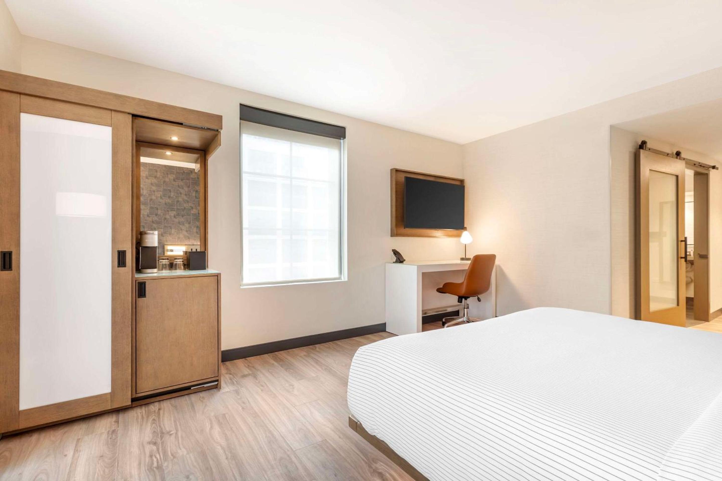King Room with Roll-In Shower - Accessible/Non Smoking - Photo 4