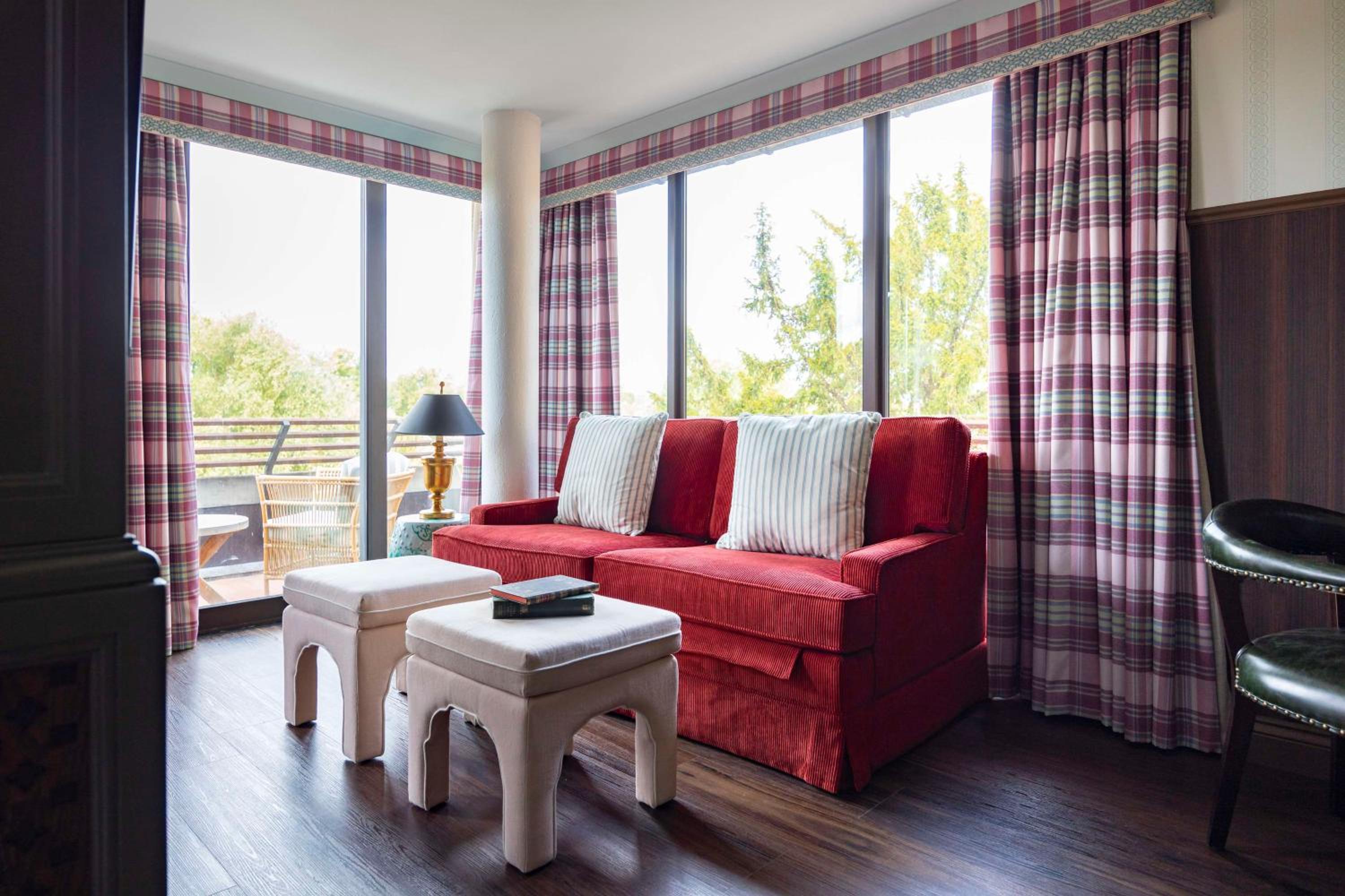 Graduate Junior King Suite with River View - Photo 2