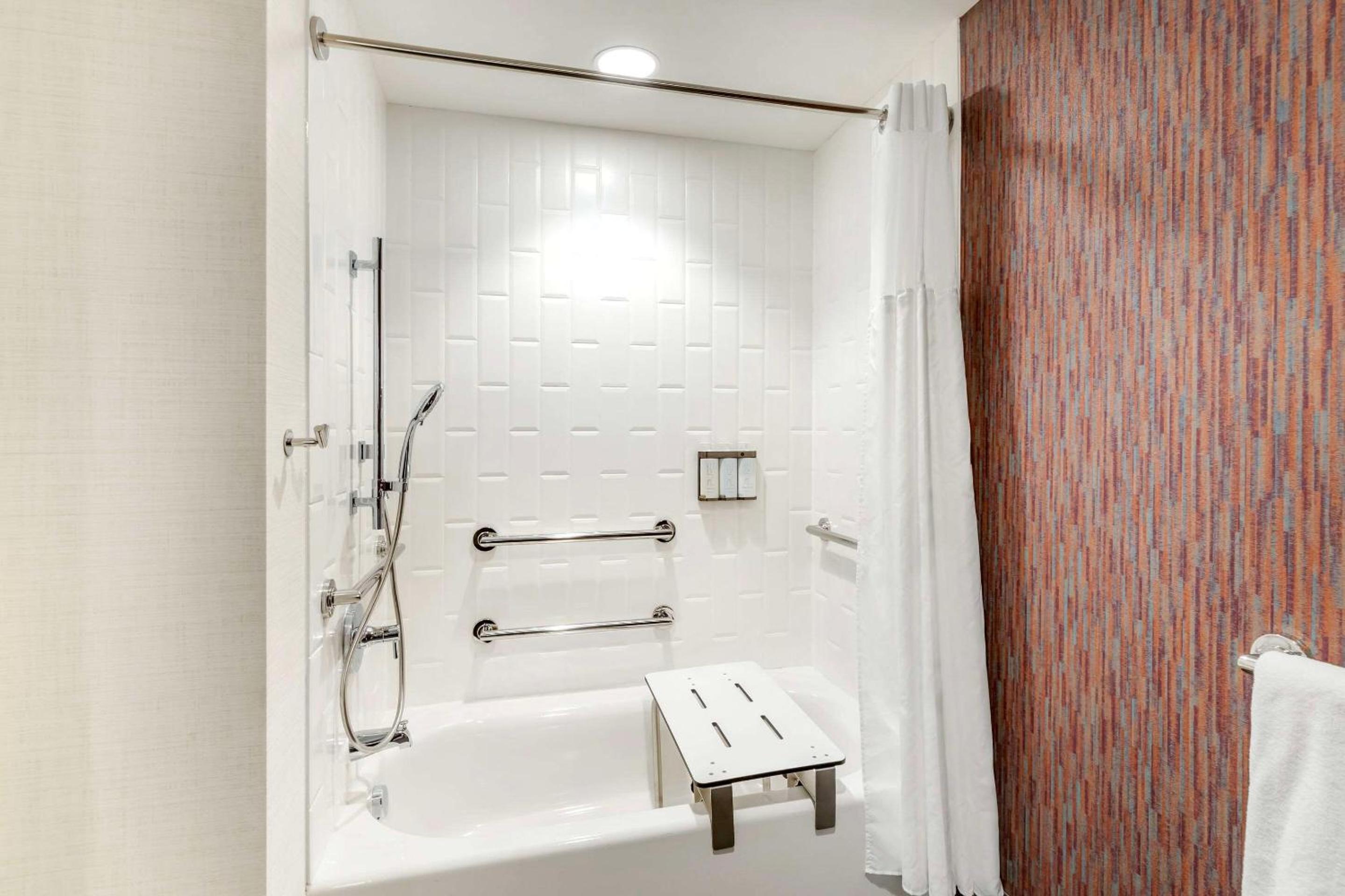 Queen Room with Two Queen Beds with Accessible Tub/Non Smoking - Photo 2