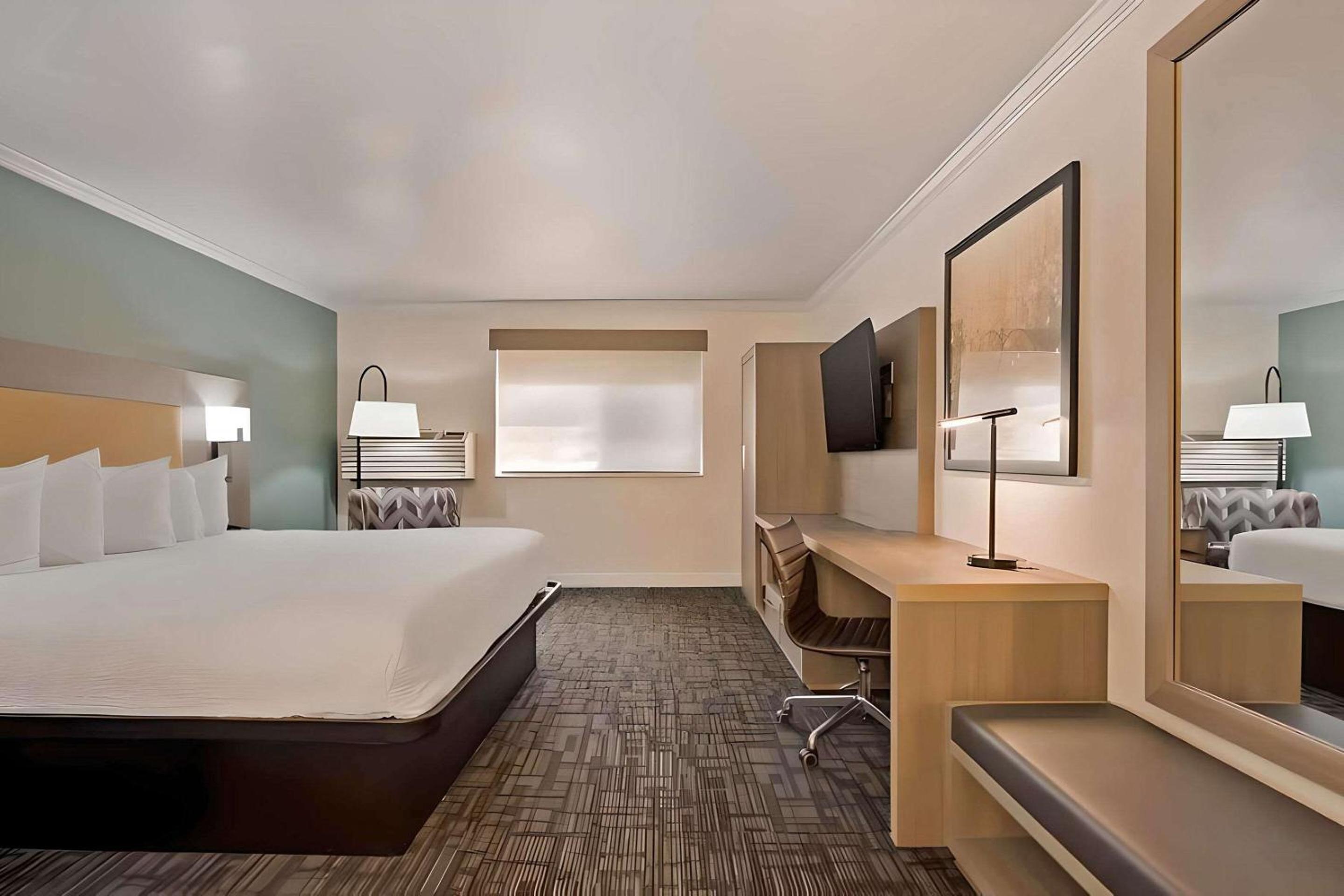 King Room - Non Smoking/Interior Hall - Photo 1