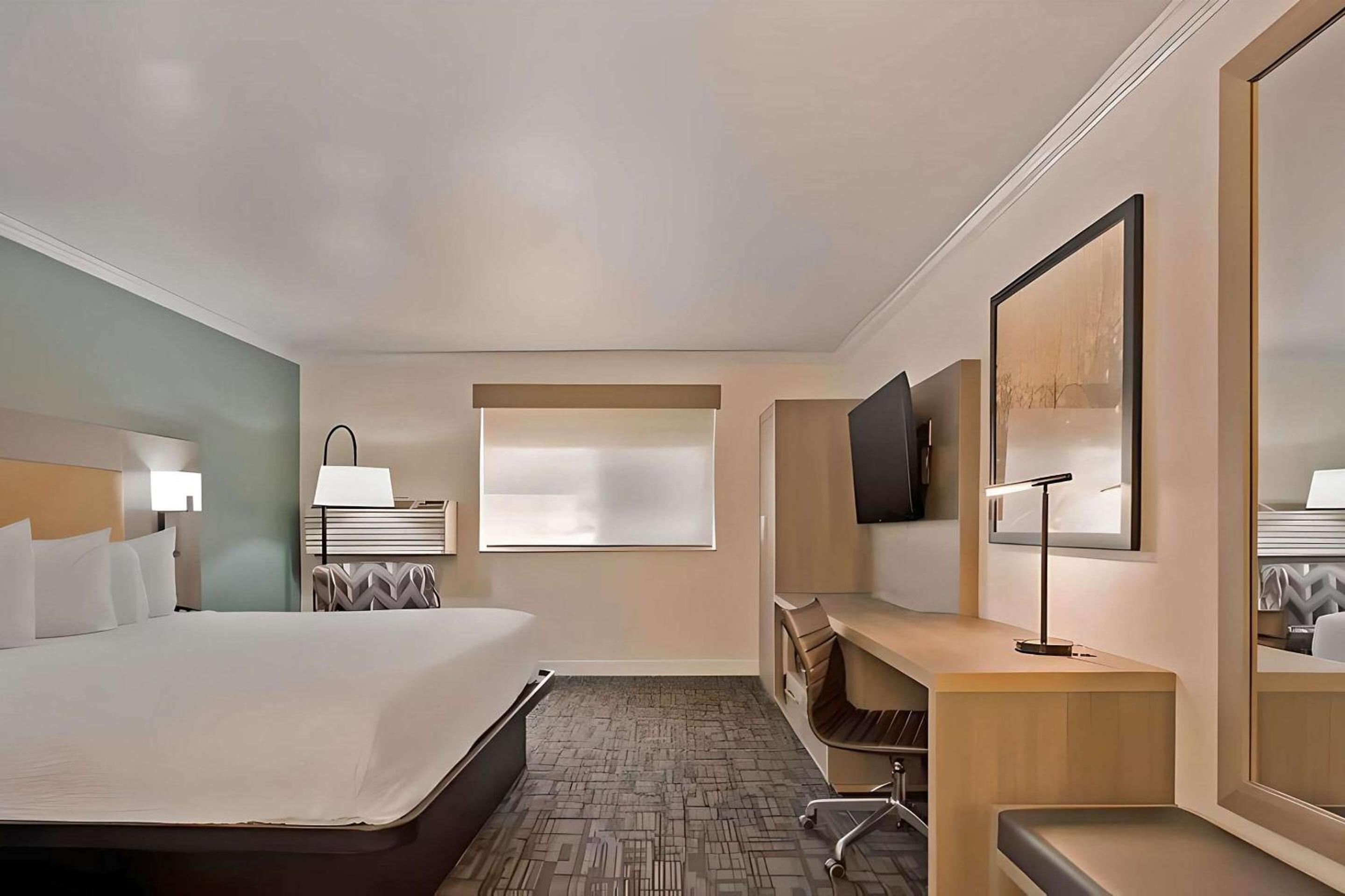 King Room - Non Smoking/Interior Hall - Photo 4