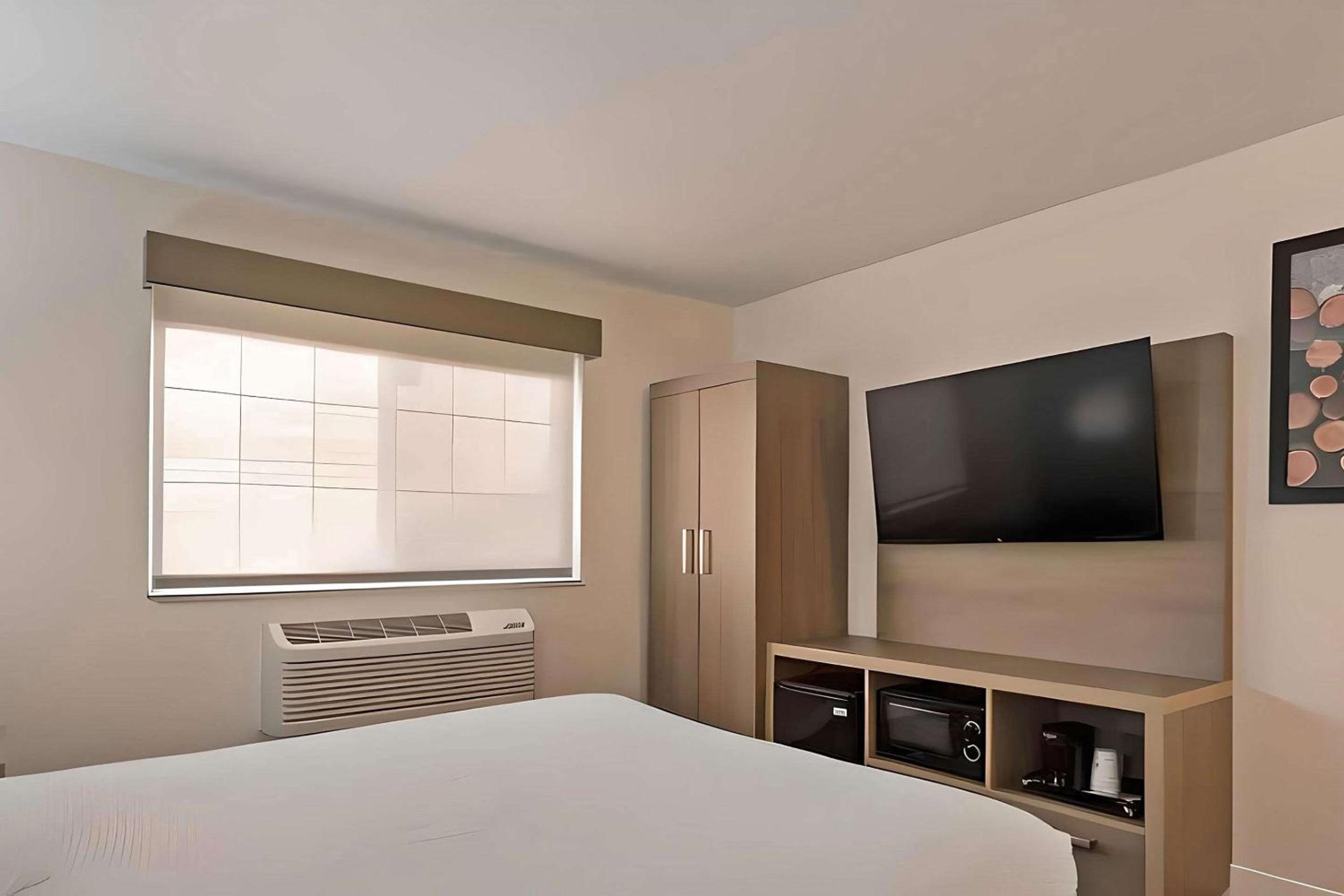 King Room - Non Smoking/Interior Hall - Photo 5