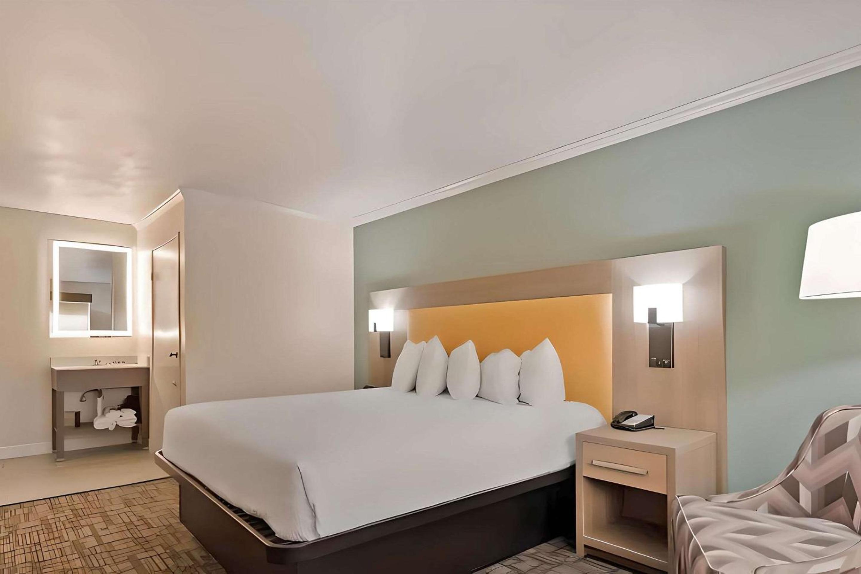 King Room - Non Smoking/Interior Hall - Photo 6