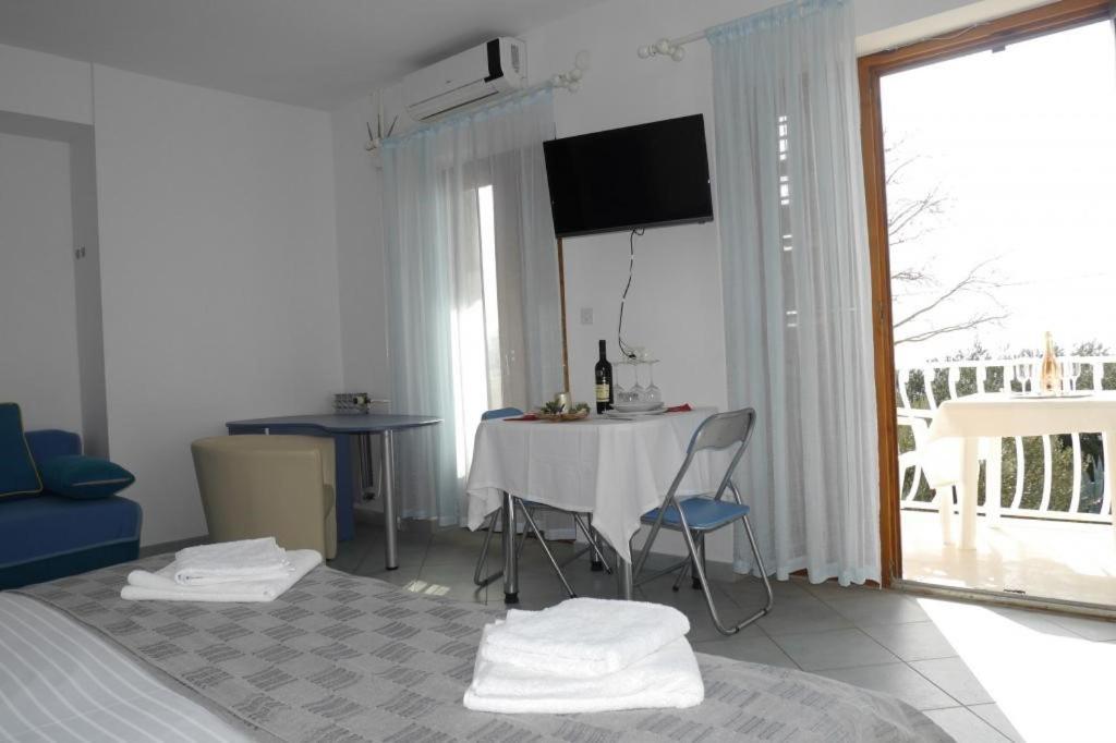 Studio Apartment photo 1