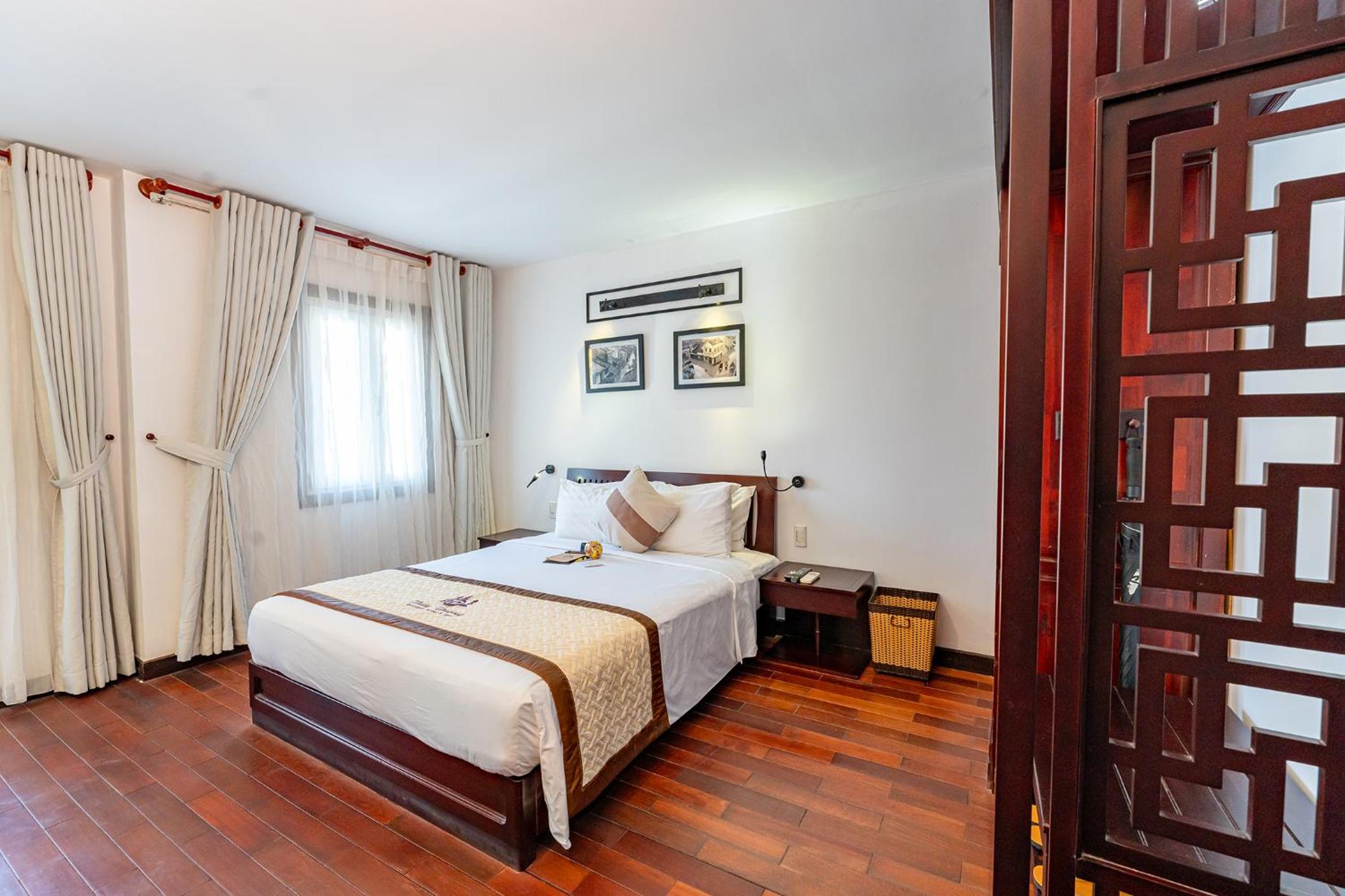 Connecting Door Room